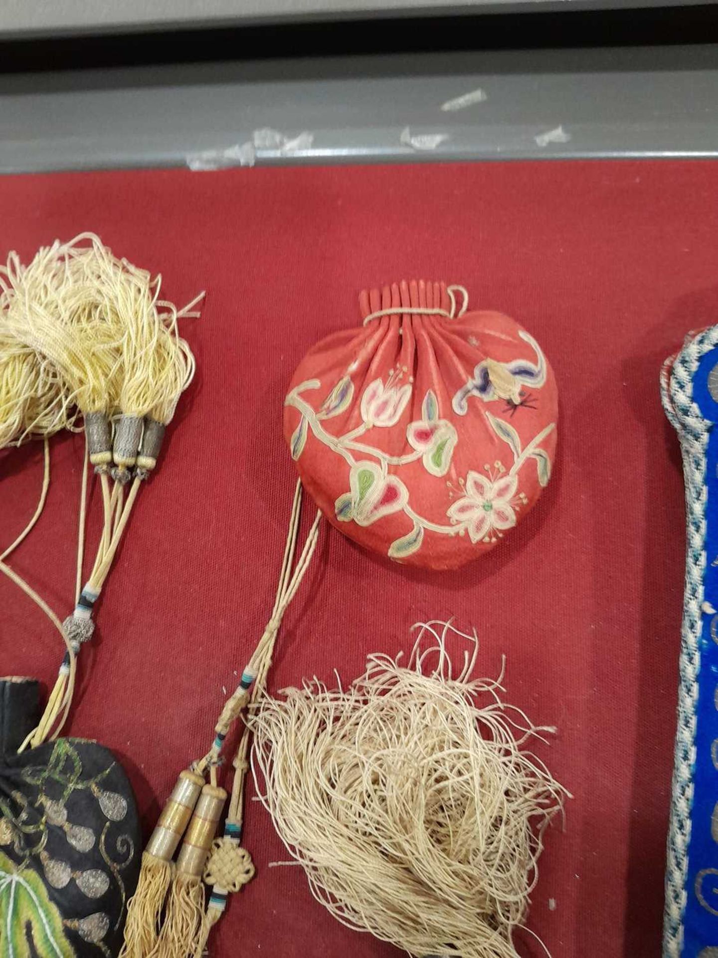 A Chinese embroidered blue/cream silk fan case, l. 33 cm, together with eleven further pouches and - Bild 11 aus 53