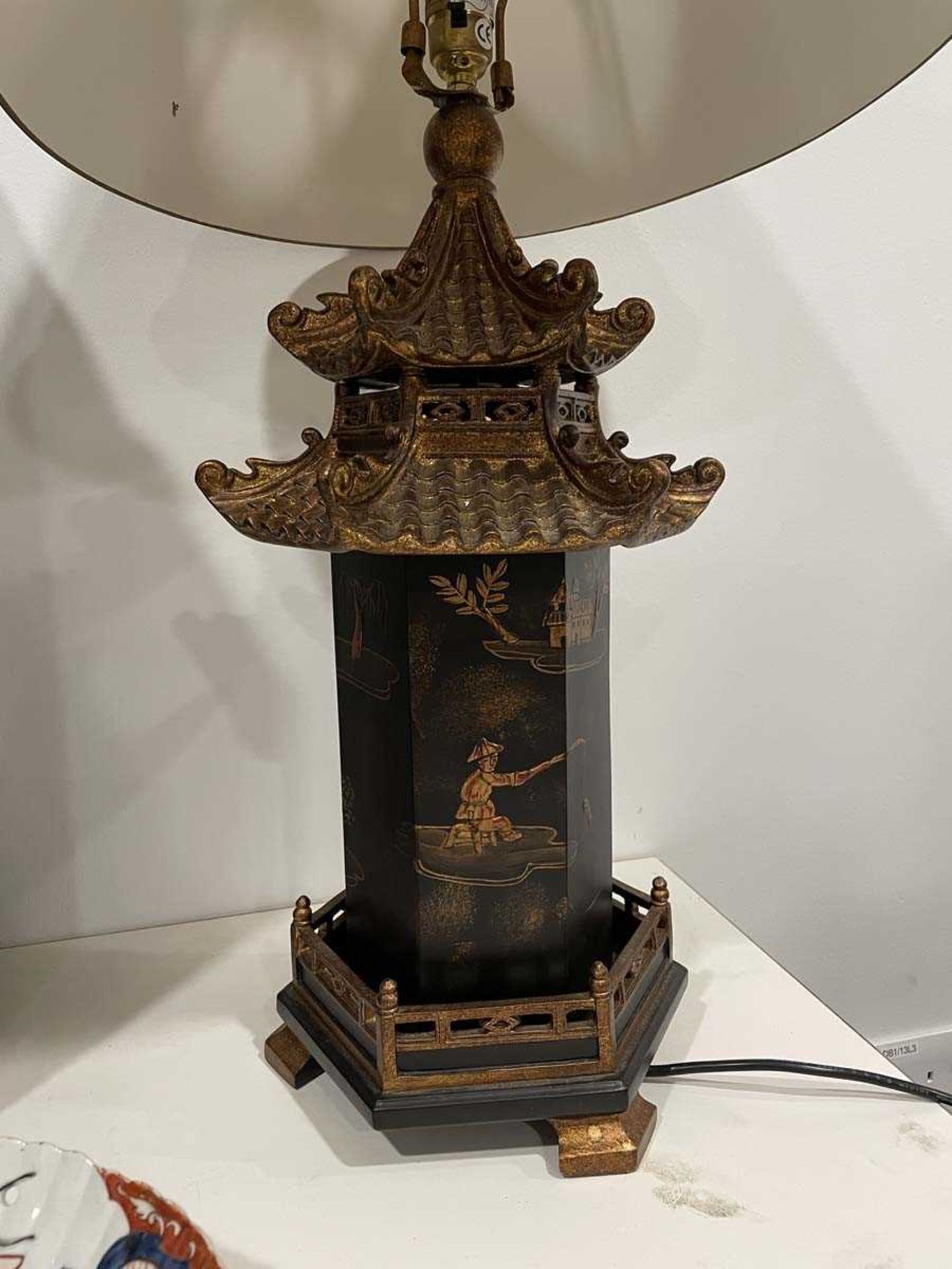 A pair of late 20th century chinoiserie table lamps, the black shades with gilded relief detail over - Bild 17 aus 17