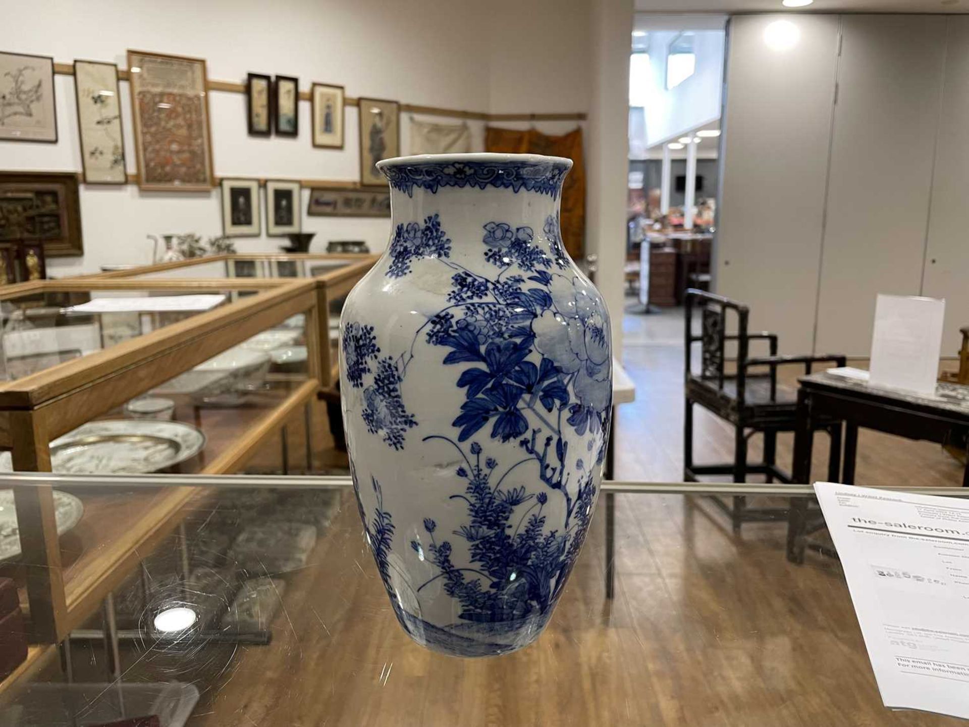 A Chinese blue and white blossom pattern brush pot of cylindrical form on a fixed hardwood base, - Bild 12 aus 54