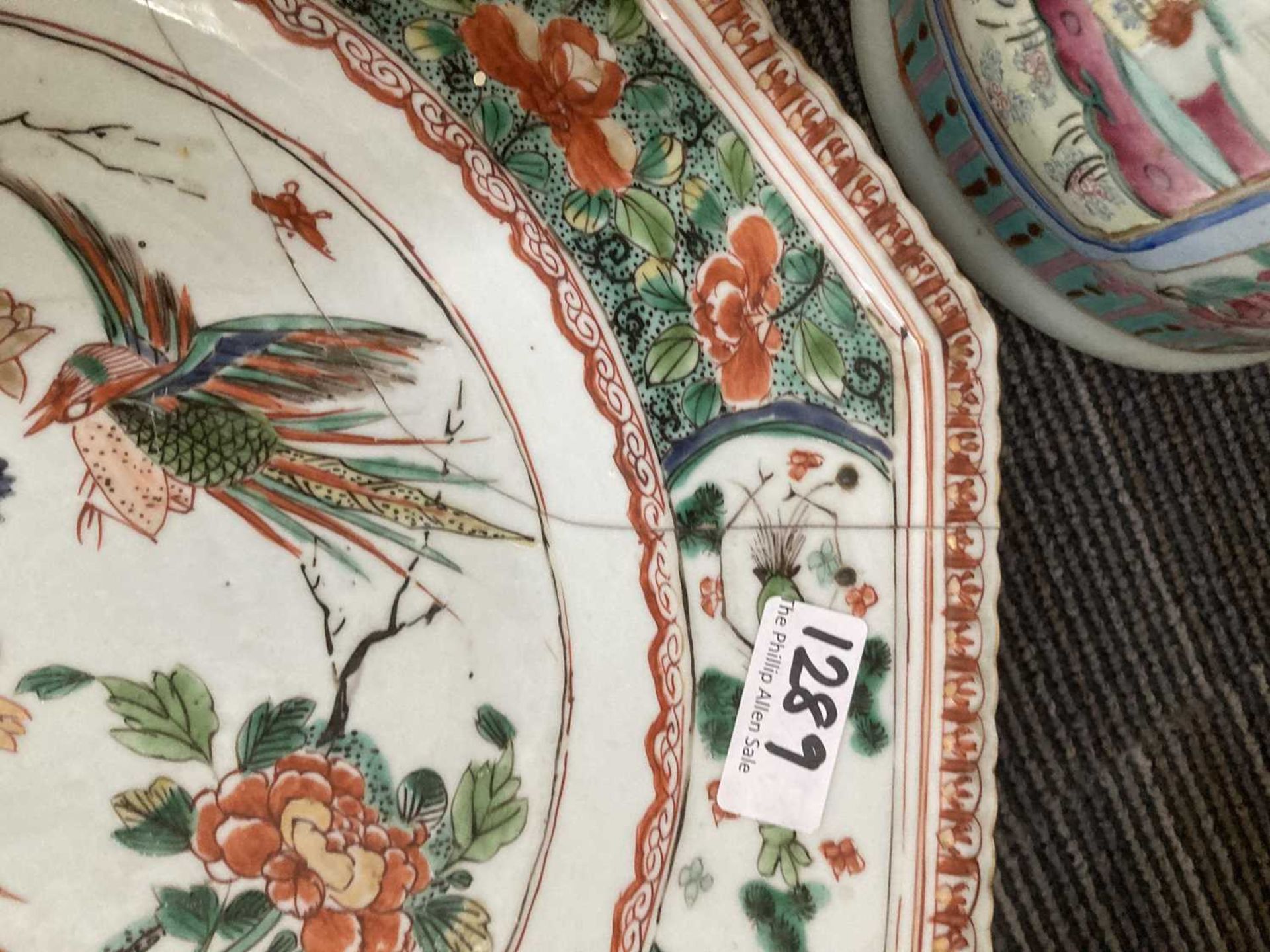 A Chinese shallow dish of octagonal form decorated with blossoming branches in the famille rose - Bild 35 aus 41