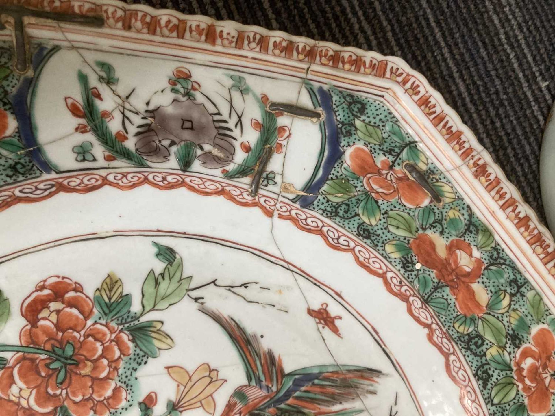 A Chinese shallow dish of octagonal form decorated with blossoming branches in the famille rose - Bild 20 aus 41