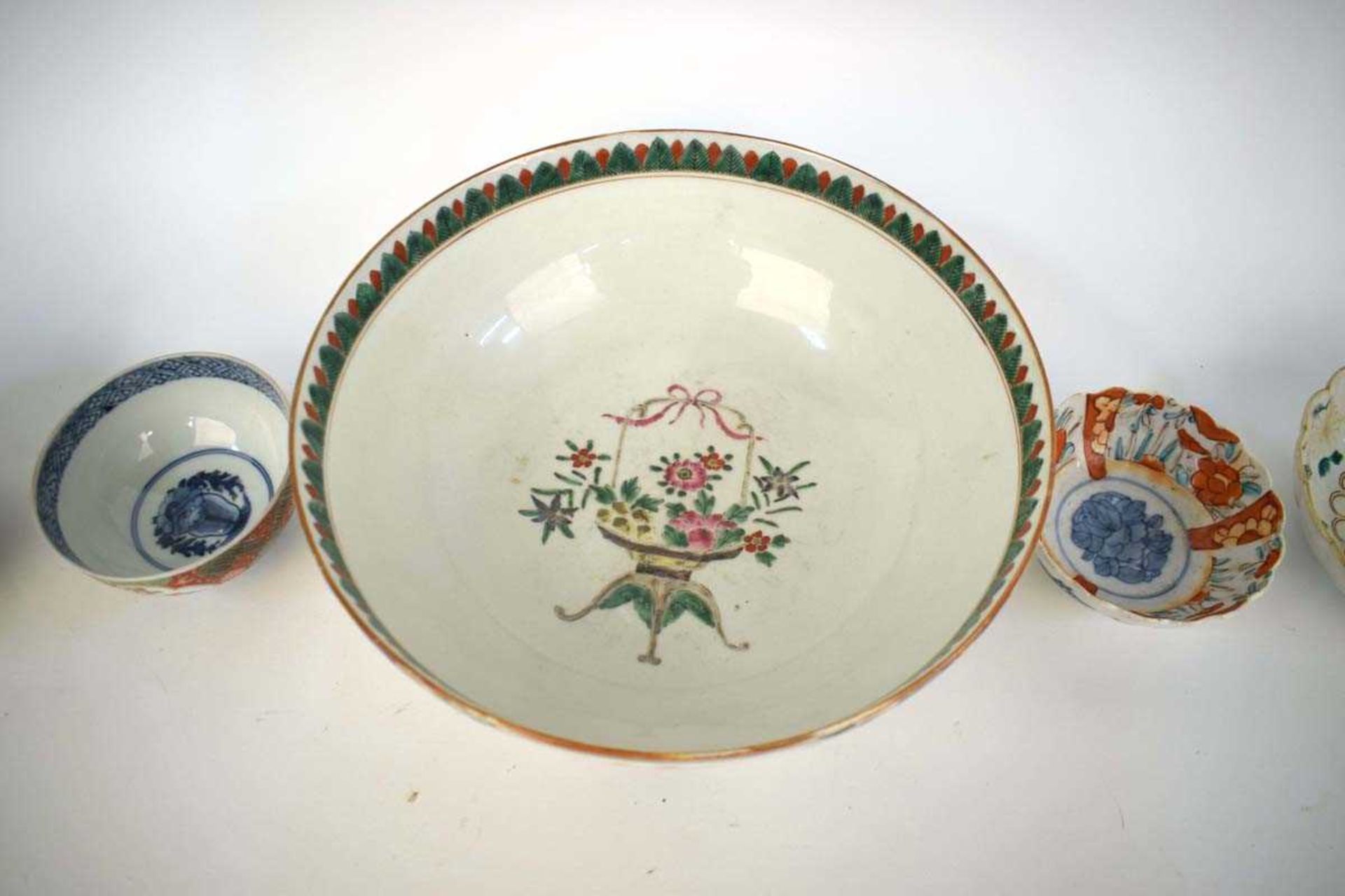 A Japanese Export bowl decorated in coloured enamels with vases of flowers, d. 30.5 cm and four - Image 3 of 6