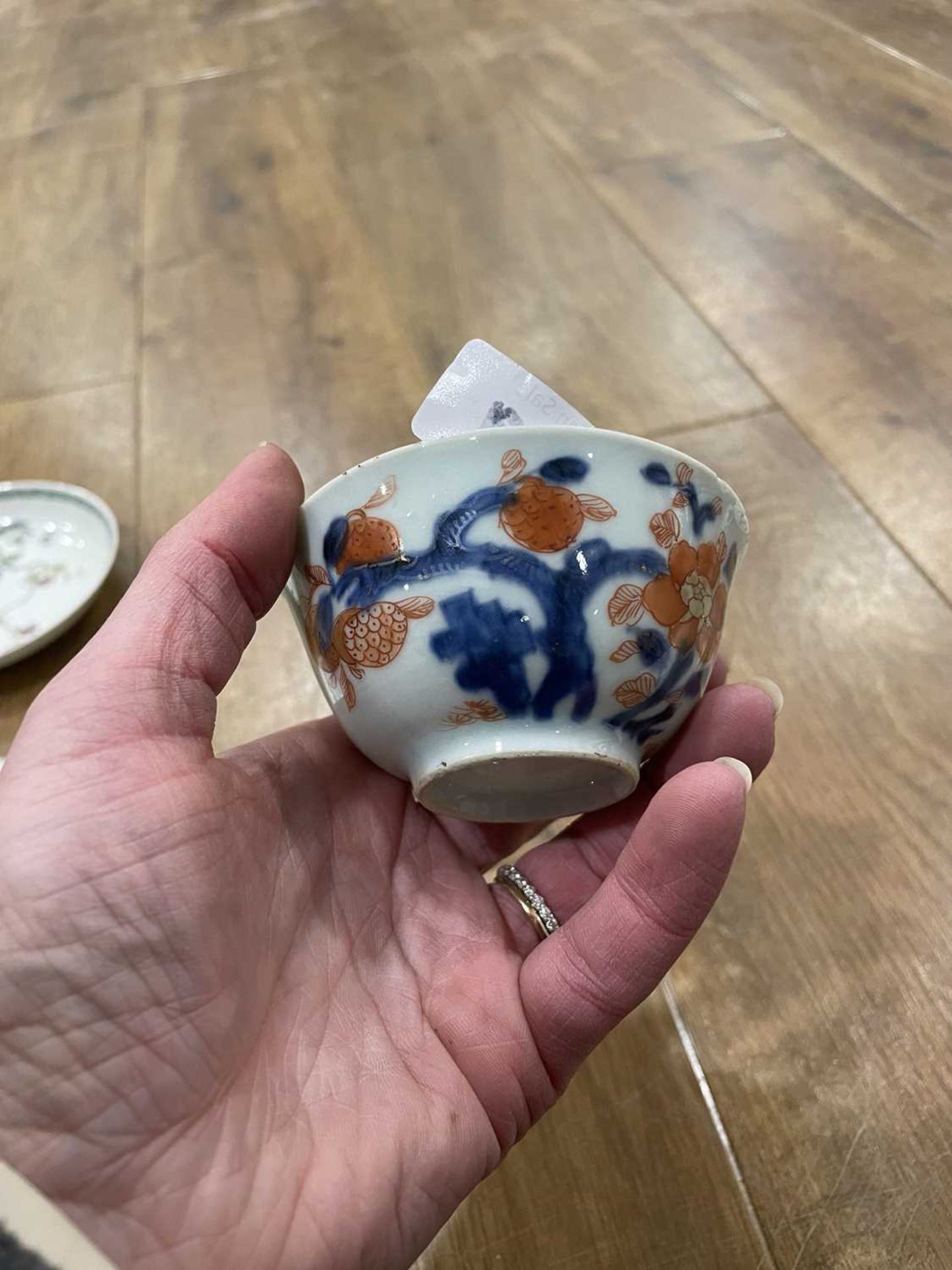 Twelve matching Chinese and other tea bowls, cups and saucers, each decorated in a different - Bild 92 aus 114