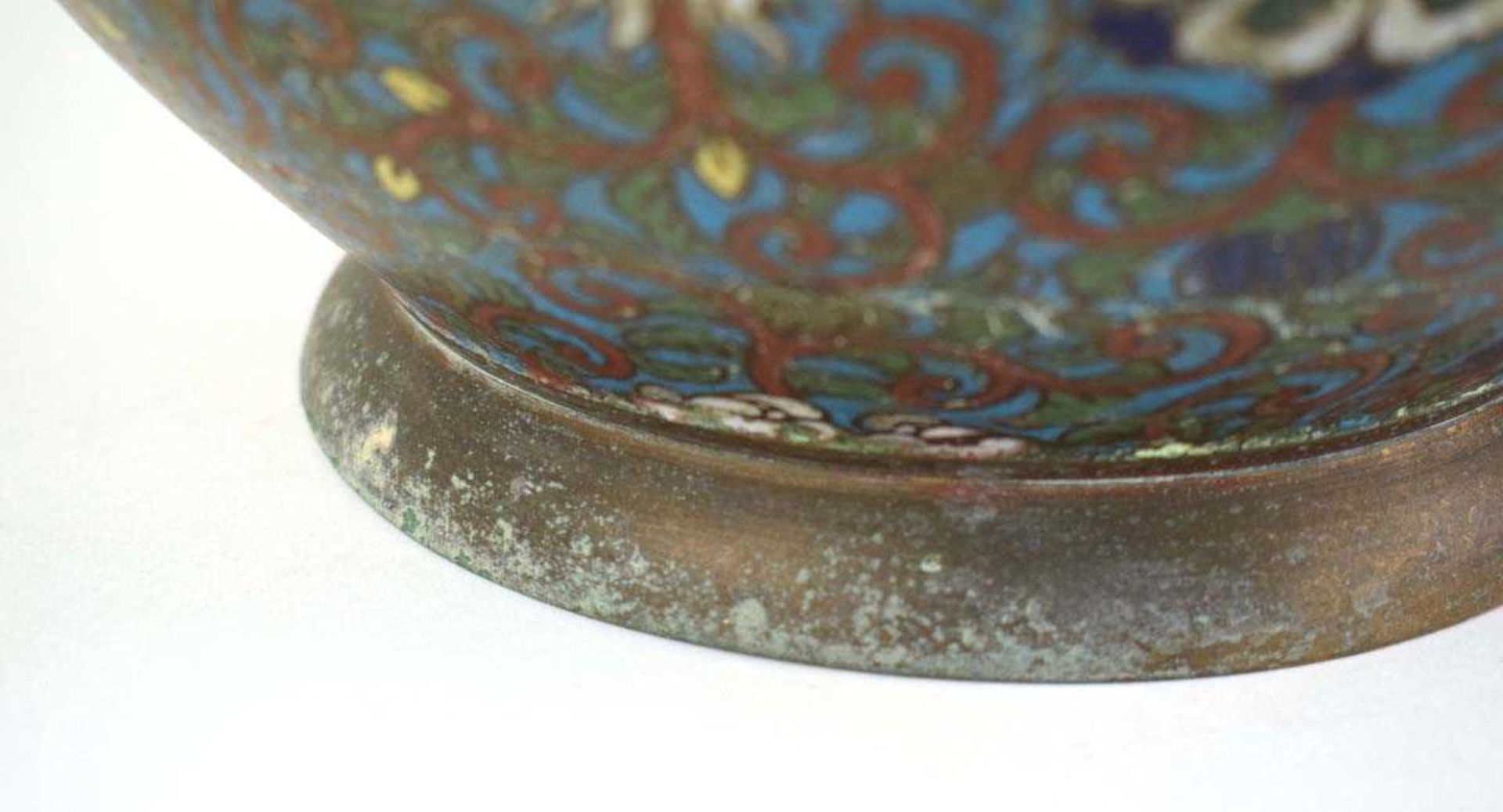 A 19th century Chinese cloisonné enamel jardinière of squat baluster form decorated with - Image 2 of 6