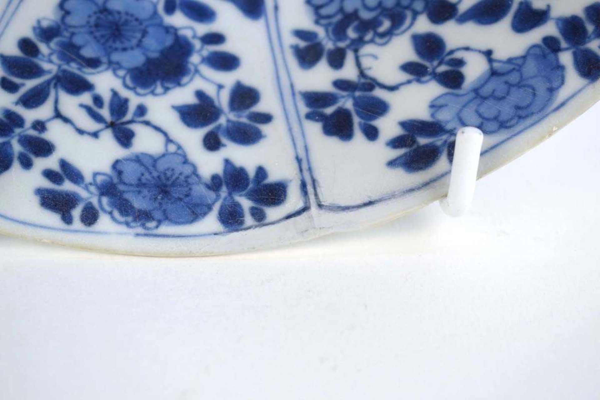 A Chinese blue and white shallow dish of flowerhead form, decorated with floral blooms within ten - Bild 2 aus 5