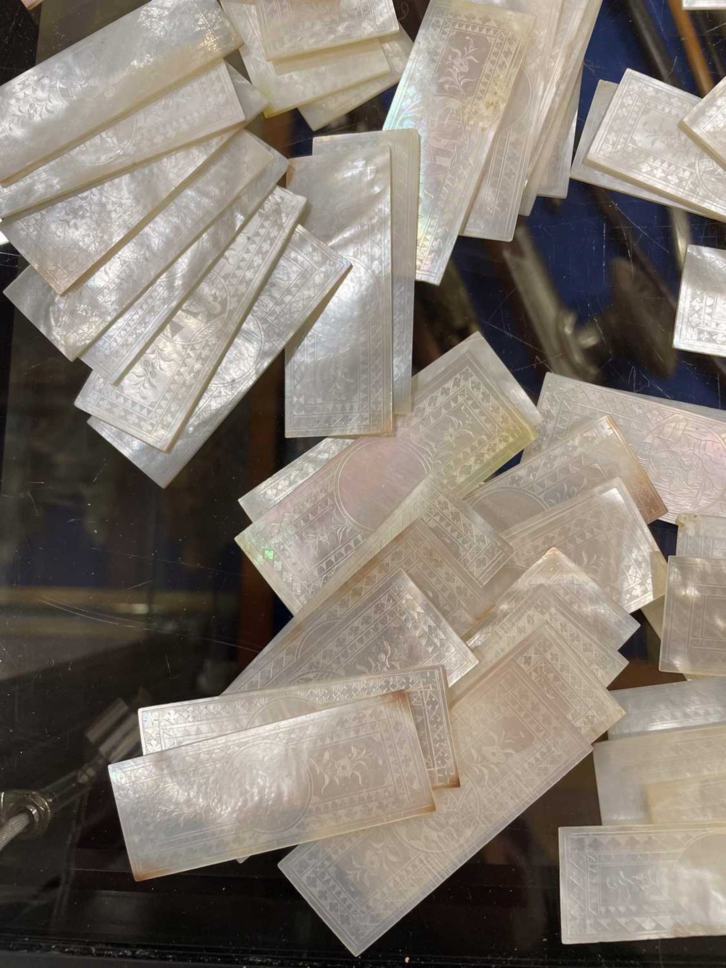 A group of Chinese mother of pearl gaming counters of rectangular and round form (approx. 100) *from - Bild 2 aus 11