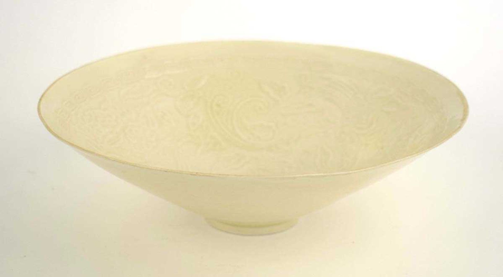 A Chinese celadon bowl of flared circular form, relief decorated with ho ho birds within a key - Bild 2 aus 17