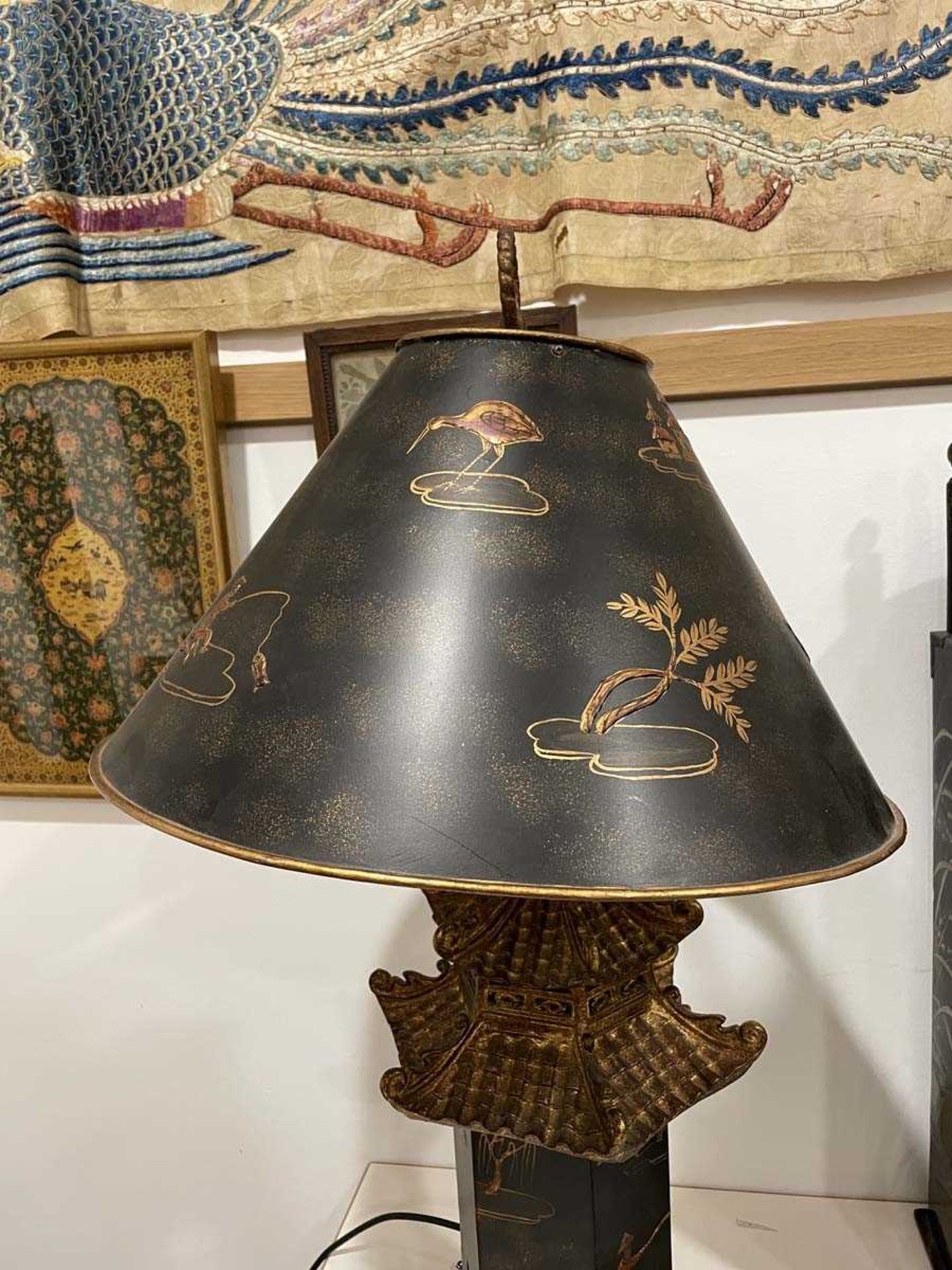 A pair of late 20th century chinoiserie table lamps, the black shades with gilded relief detail over - Bild 8 aus 17