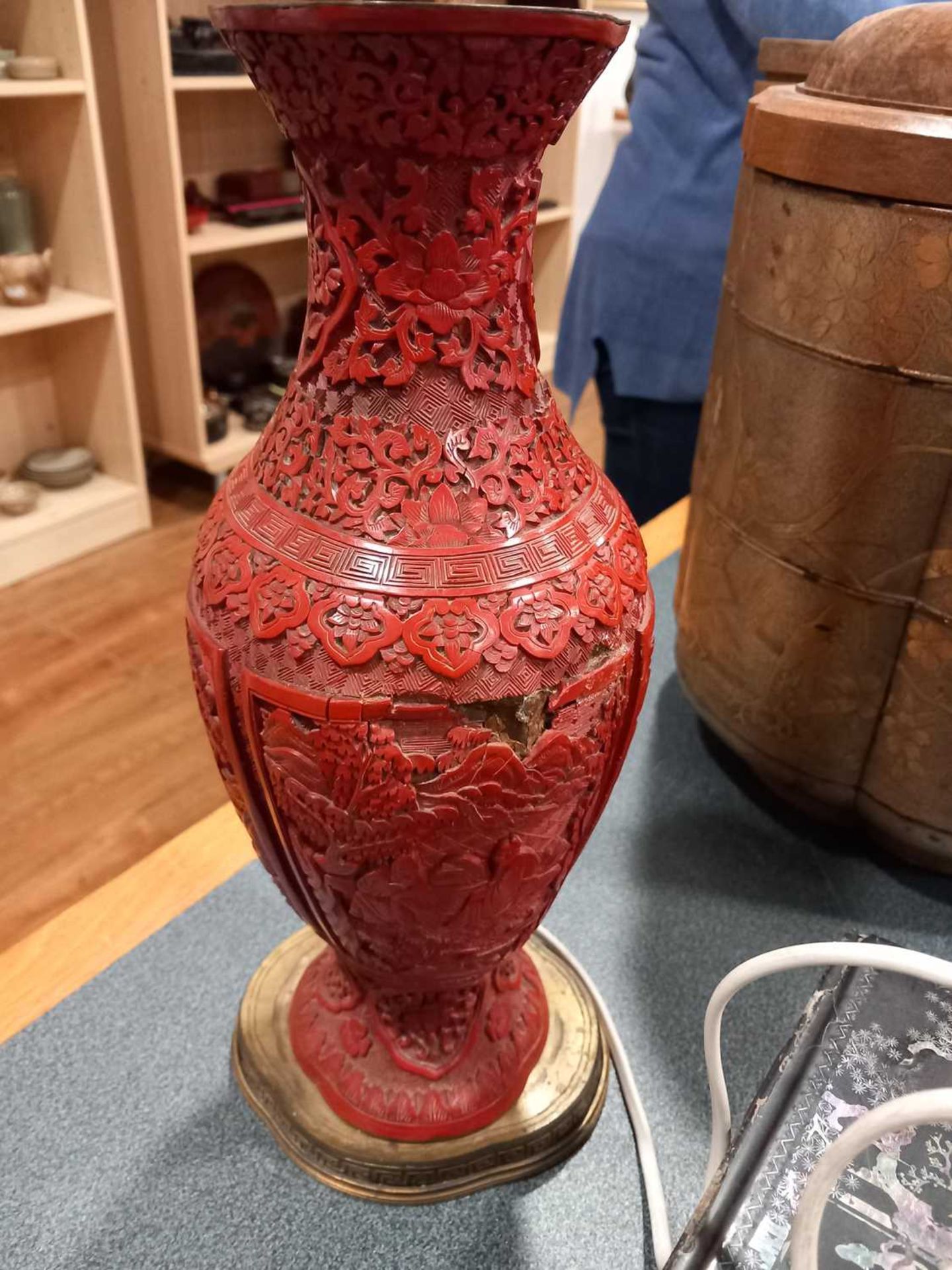 A Chinese cinnabar lacquer-type table lamp base, typically decorated with traditional landscapes and - Bild 9 aus 15