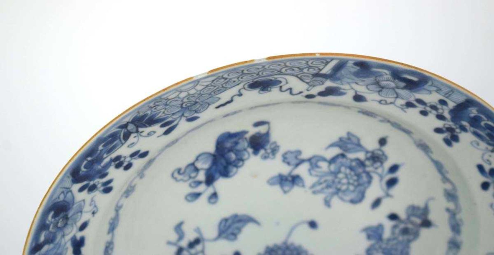 A Chinese blue and white side plate, centrally decorated with floral blooms within a diamond - Image 3 of 3