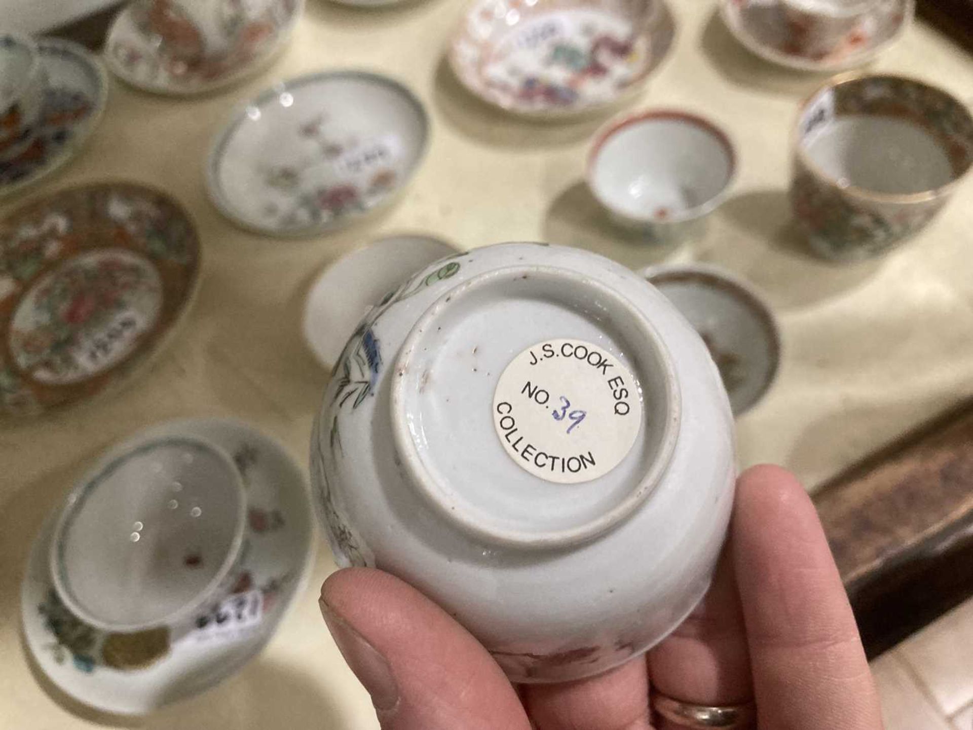 Twelve matching Chinese and other tea bowls, cups and saucers, each decorated in a different - Bild 15 aus 114