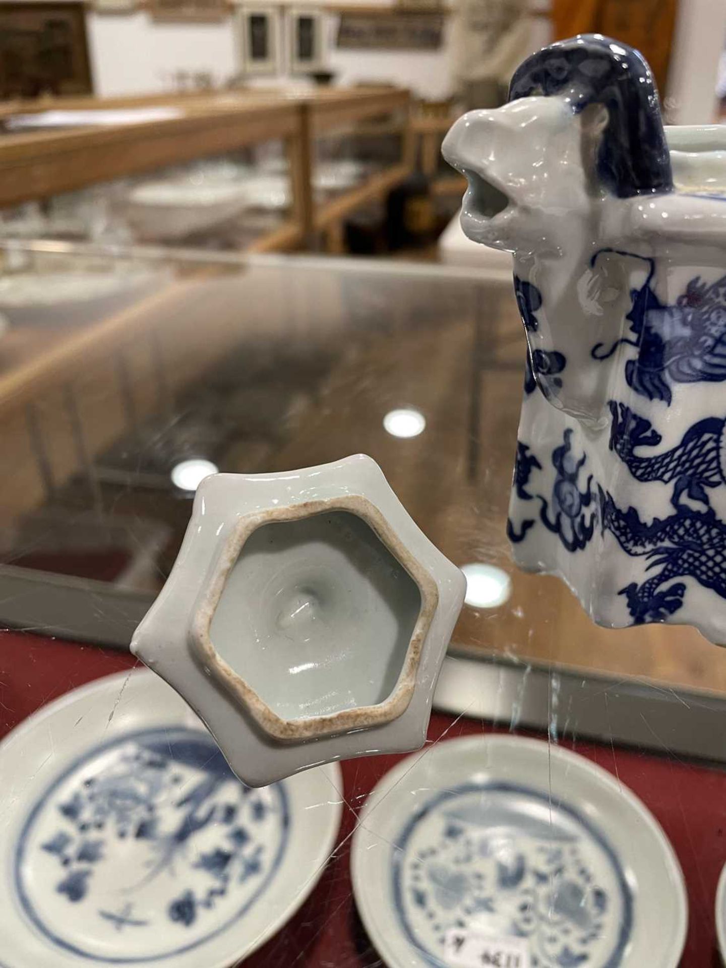 A mixed group of Chinese and other blue and white ceramics including beads, lidded vases, caddies - Bild 60 aus 82