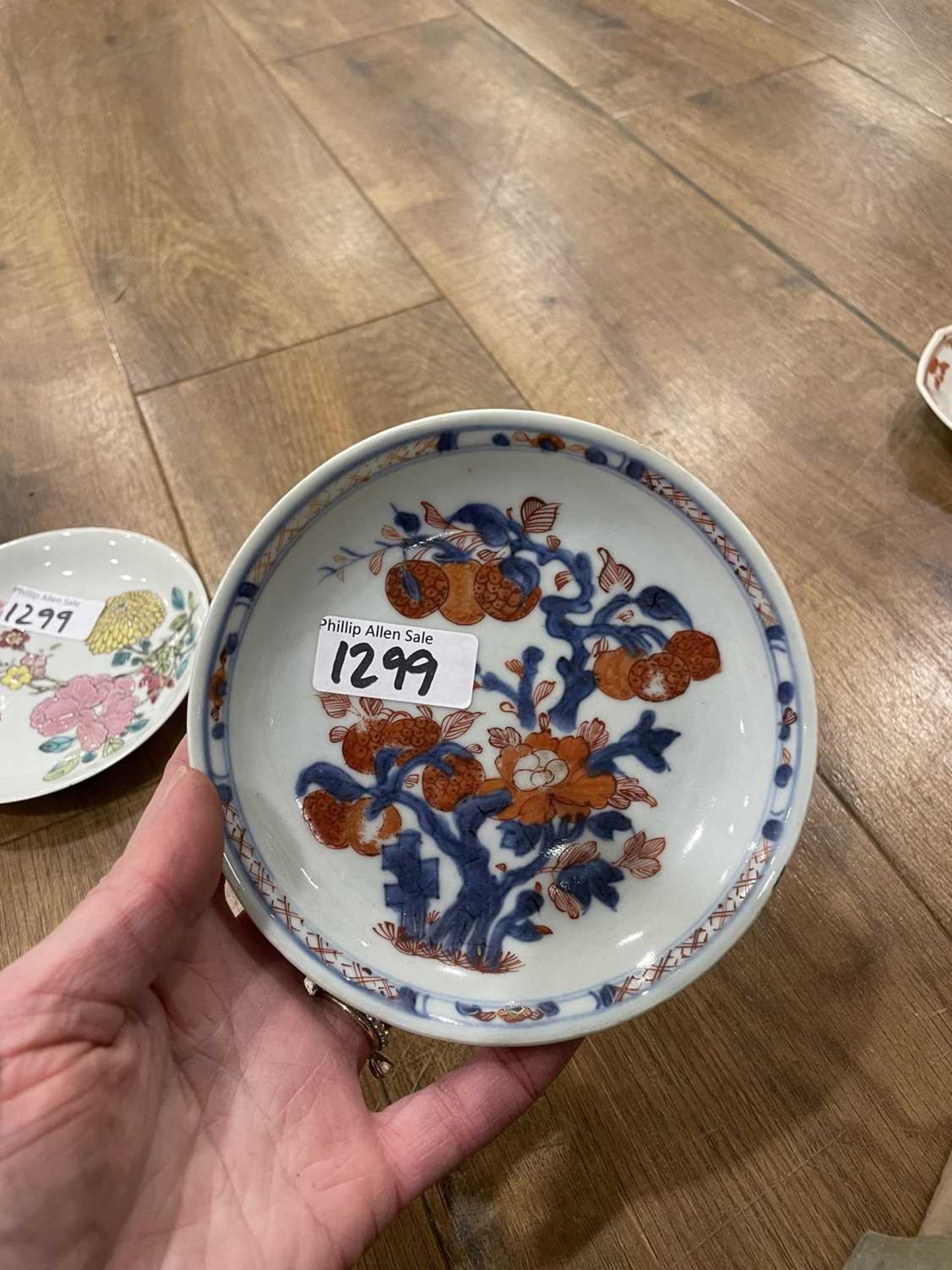 Twelve matching Chinese and other tea bowls, cups and saucers, each decorated in a different - Bild 100 aus 114