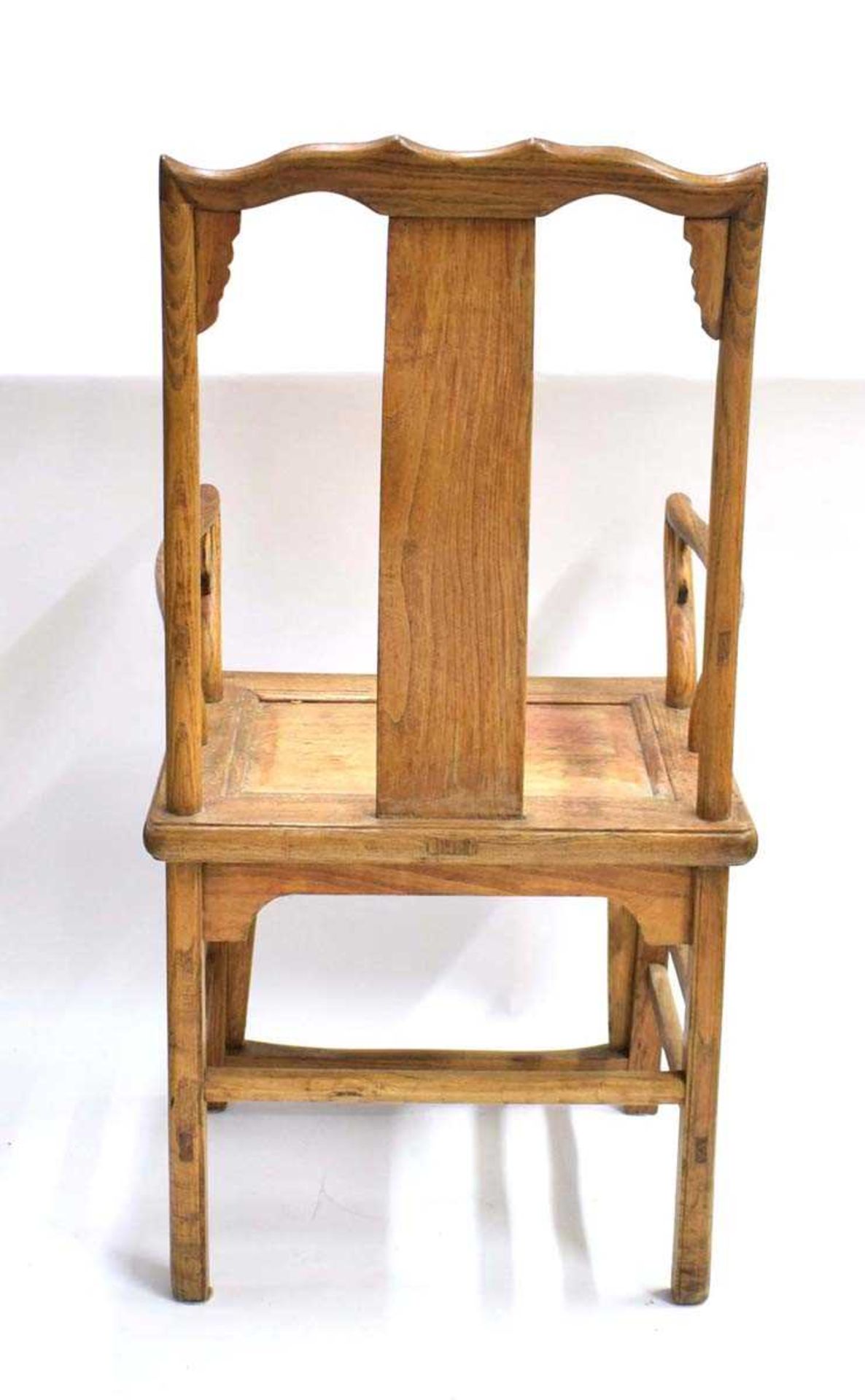 A pair of Chinese elm yoke back open armchairs, w. 56 cm, h. 114 cm, d. 44 cm (2) *from the - Bild 5 aus 6