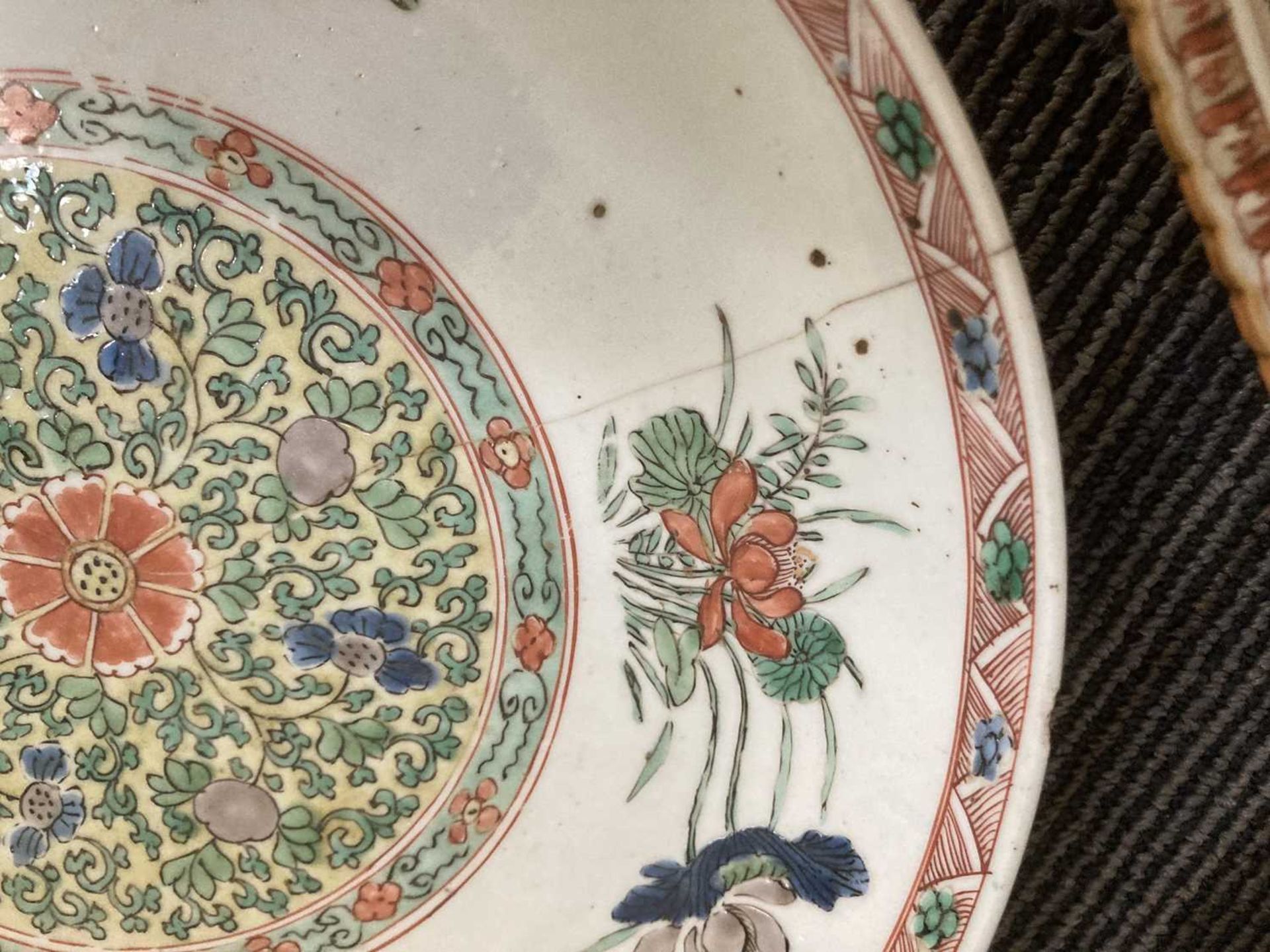 A Chinese shallow dish of octagonal form decorated with blossoming branches in the famille rose - Bild 41 aus 41