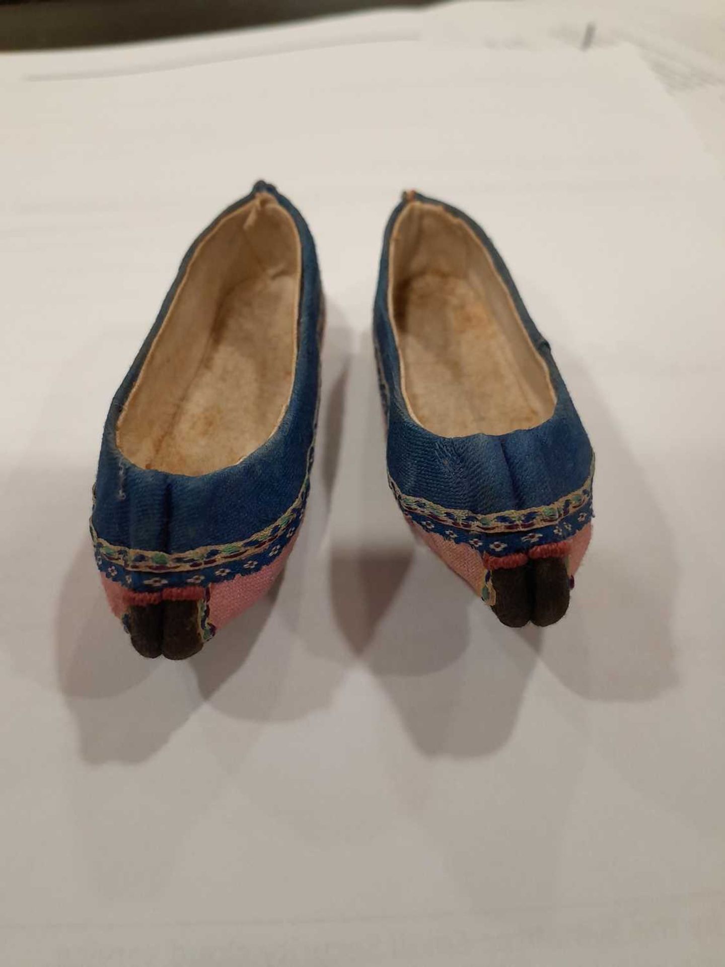 A pair of Chinese embroidered silk 'lotus' shoes, l. 11.5 cm, two further pairs of shoes and a - Bild 5 aus 14