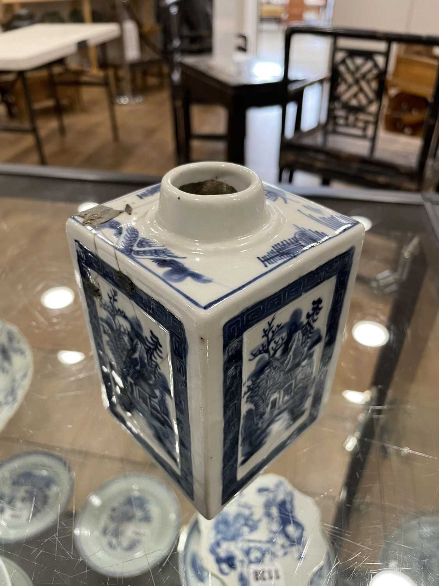 A mixed group of Chinese and other blue and white ceramics including beads, lidded vases, caddies - Bild 25 aus 82