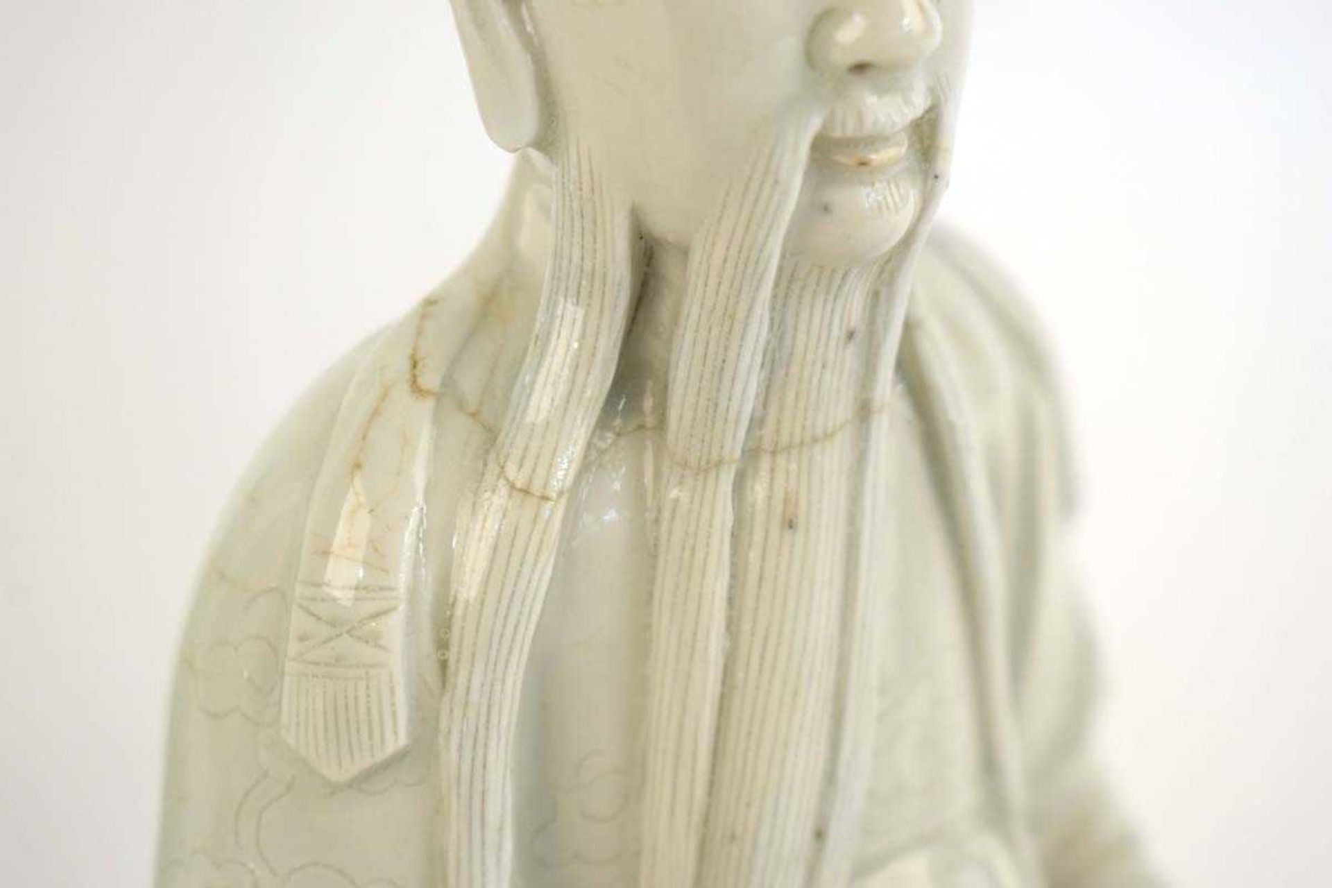 A Chinese blanc de chine figure, possibly Dong Fangshuo, holding a walking stick on a swirl design - Bild 5 aus 22