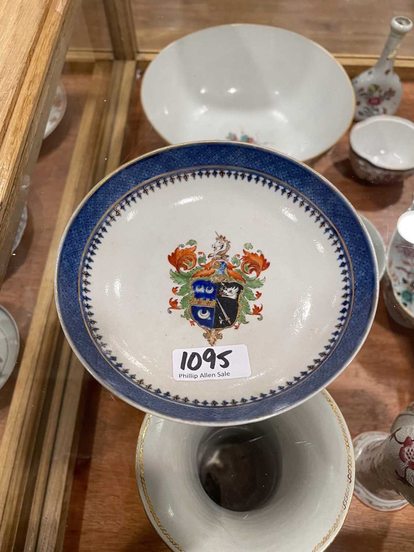 A Chinese Export armorial dish, decorated in coloured enamels with traditional figures and the (?) - Bild 26 aus 41