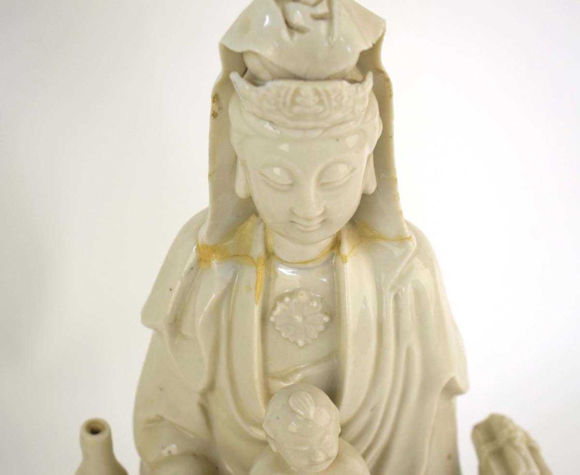 A large scale Chinese blanc de chine figure modelled as Guanyin on a naturalistic base, h. 49 cm, w. - Bild 9 aus 47