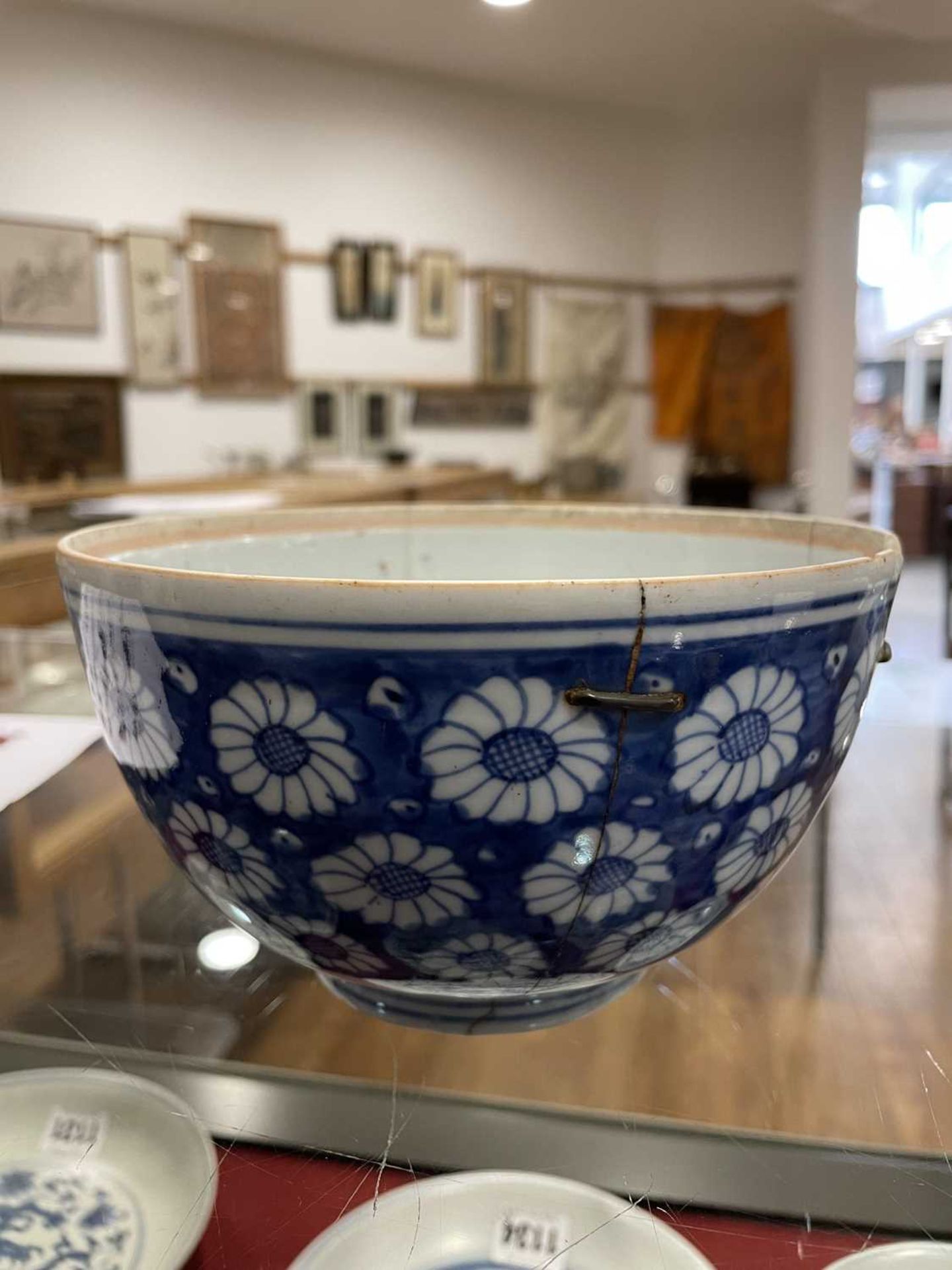 A mixed group of Chinese and other blue and white ceramics including beads, lidded vases, caddies - Bild 72 aus 82