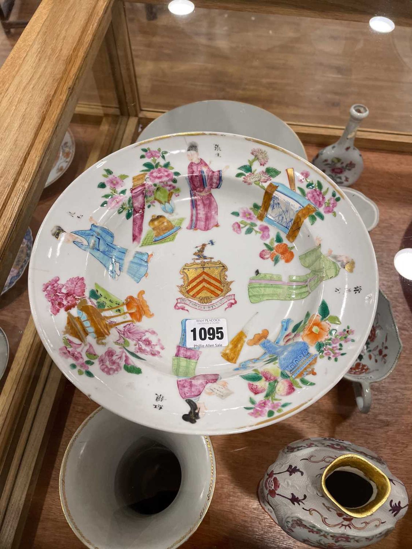 A Chinese Export armorial dish, decorated in coloured enamels with traditional figures and the (?) - Bild 20 aus 41