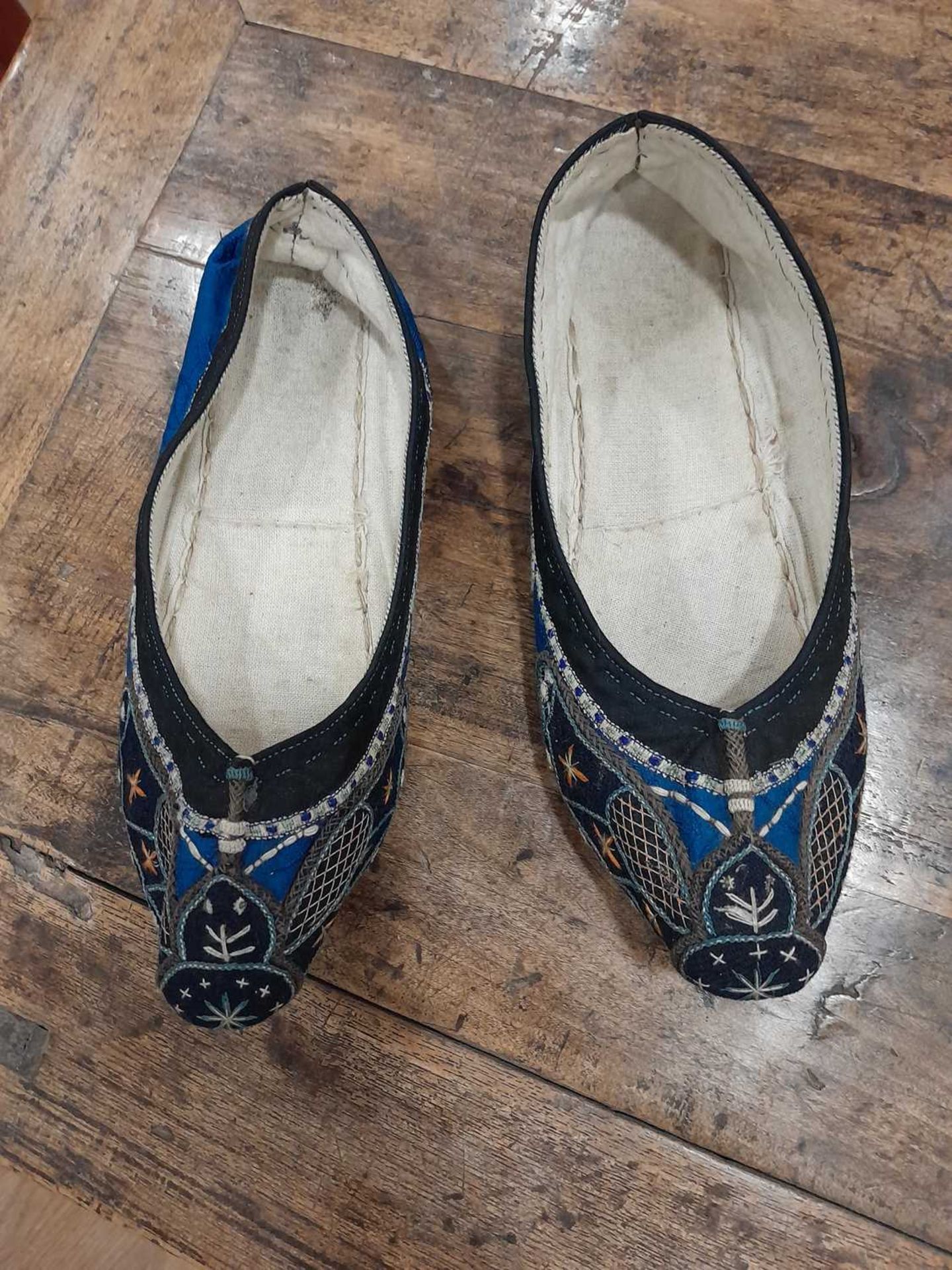 A pair of Chinese embroidered silk 'lotus' shoes, l. 11.5 cm, two further pairs of shoes and a - Bild 8 aus 14