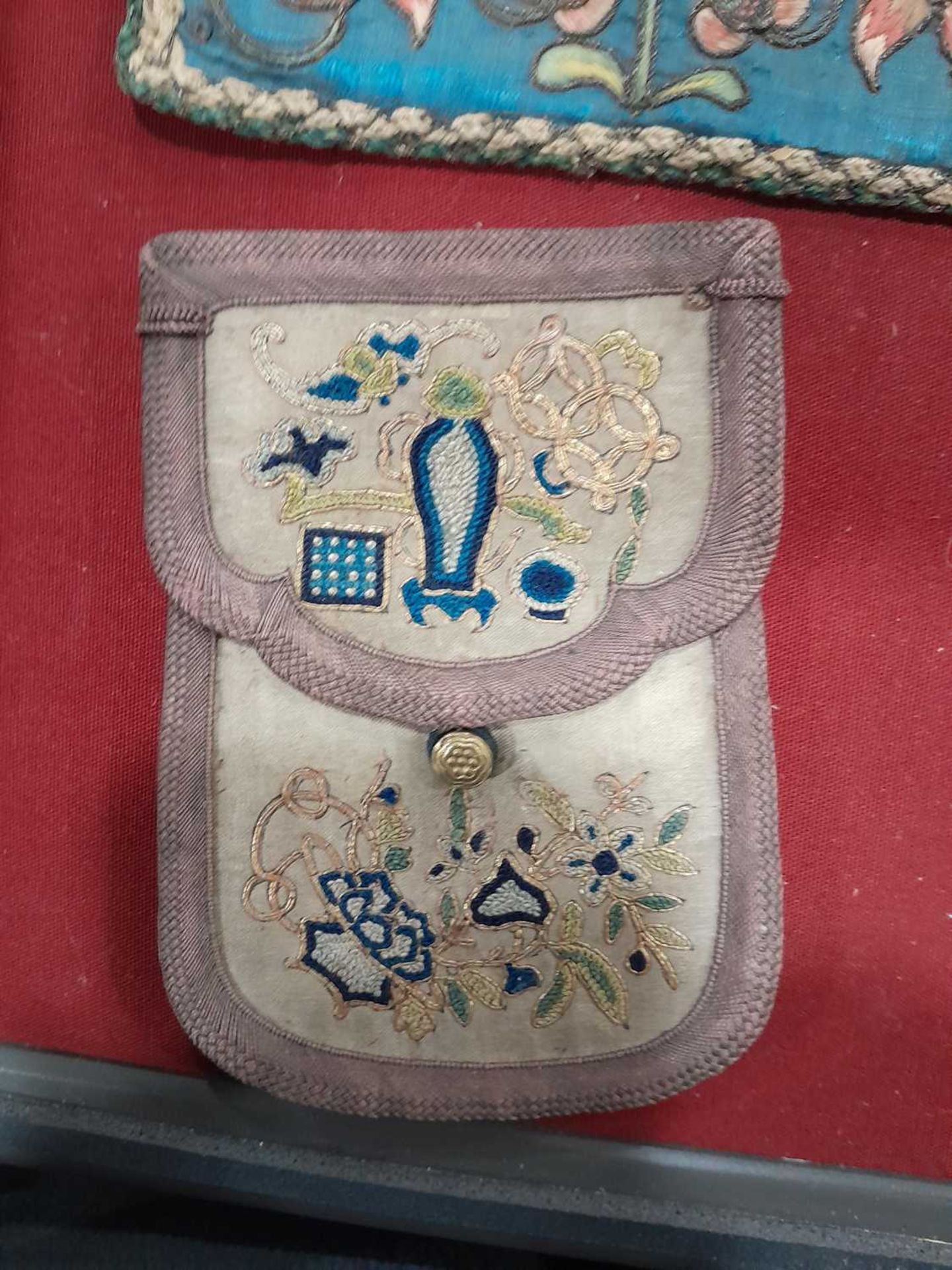 A Chinese embroidered blue/cream silk fan case, l. 33 cm, together with eleven further pouches and - Bild 5 aus 53