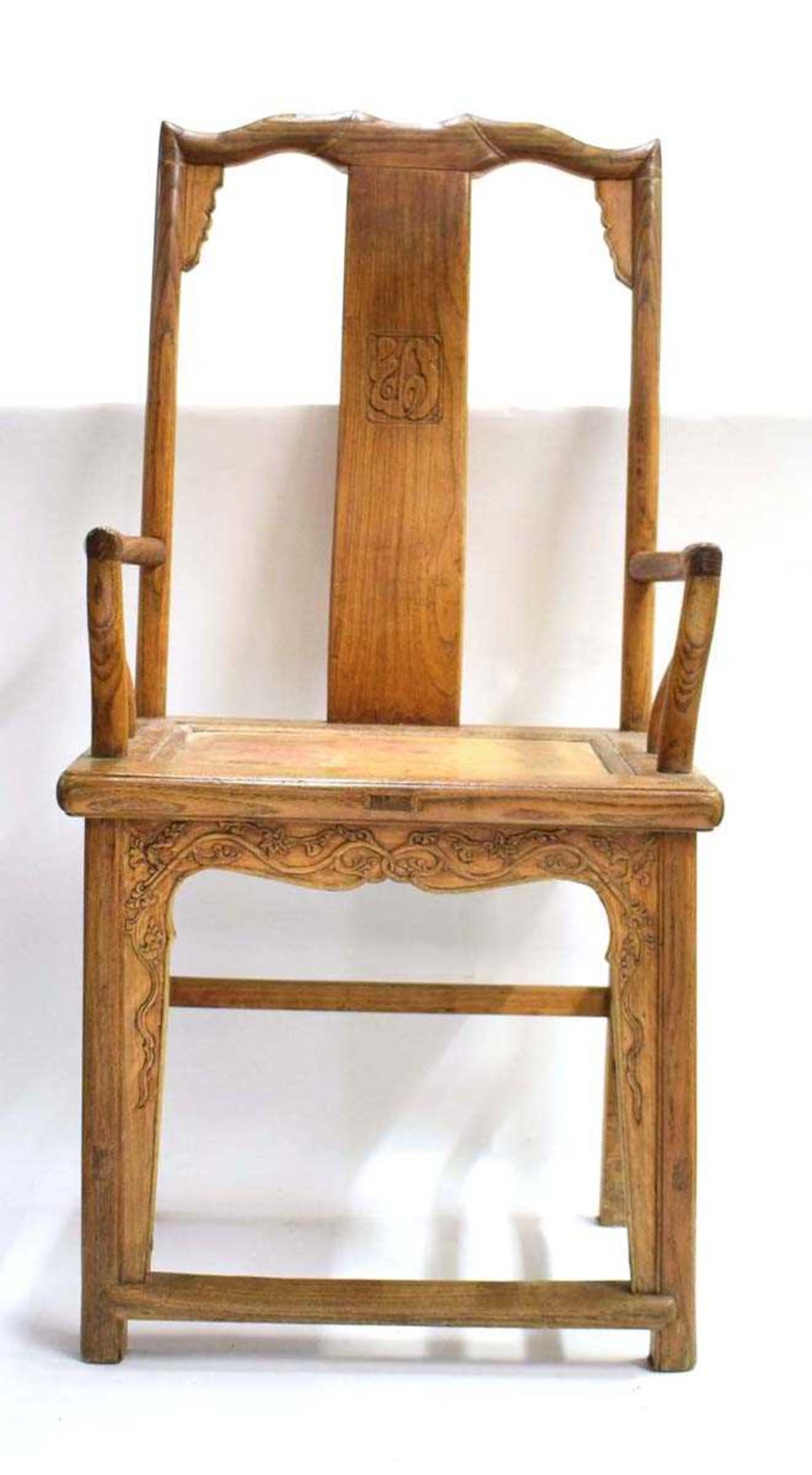 A pair of Chinese elm yoke back open armchairs, w. 56 cm, h. 114 cm, d. 44 cm (2) *from the - Bild 2 aus 6