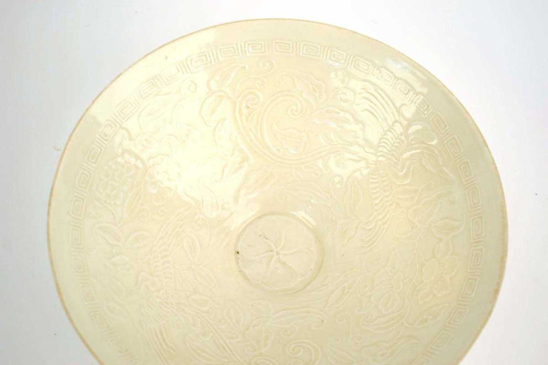 A Chinese celadon bowl of flared circular form, relief decorated with ho ho birds within a key - Bild 3 aus 17