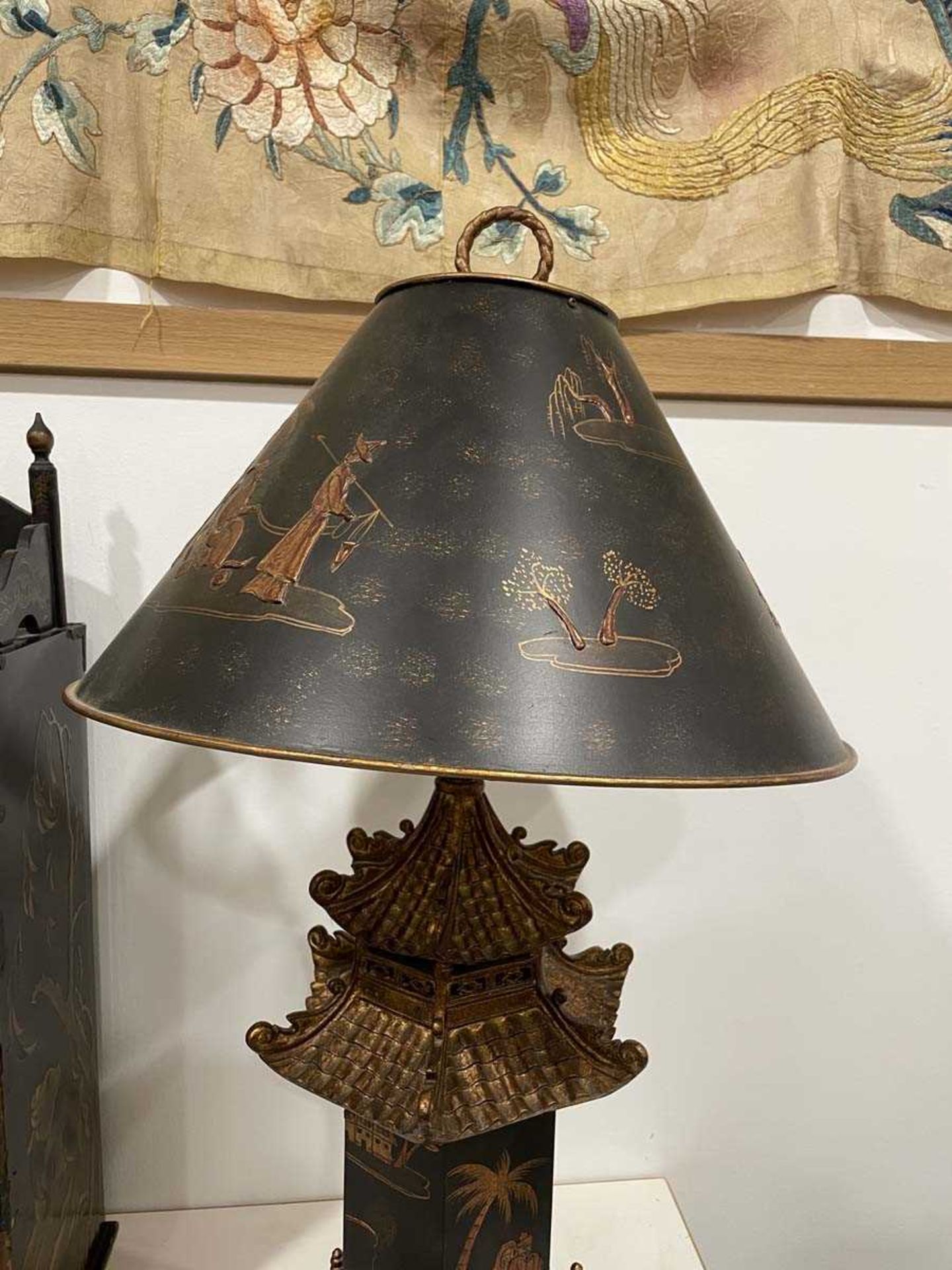A pair of late 20th century chinoiserie table lamps, the black shades with gilded relief detail over - Bild 13 aus 17