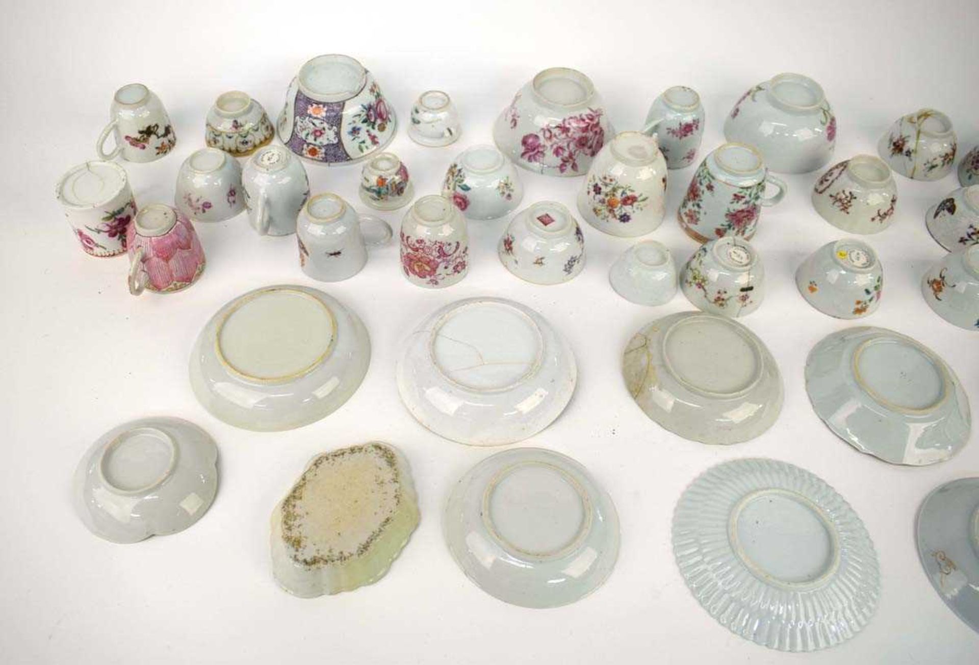 A large quantity of Chinese and famille rose decorated tea bowls, tea cups, saucers and saucer - Image 5 of 6