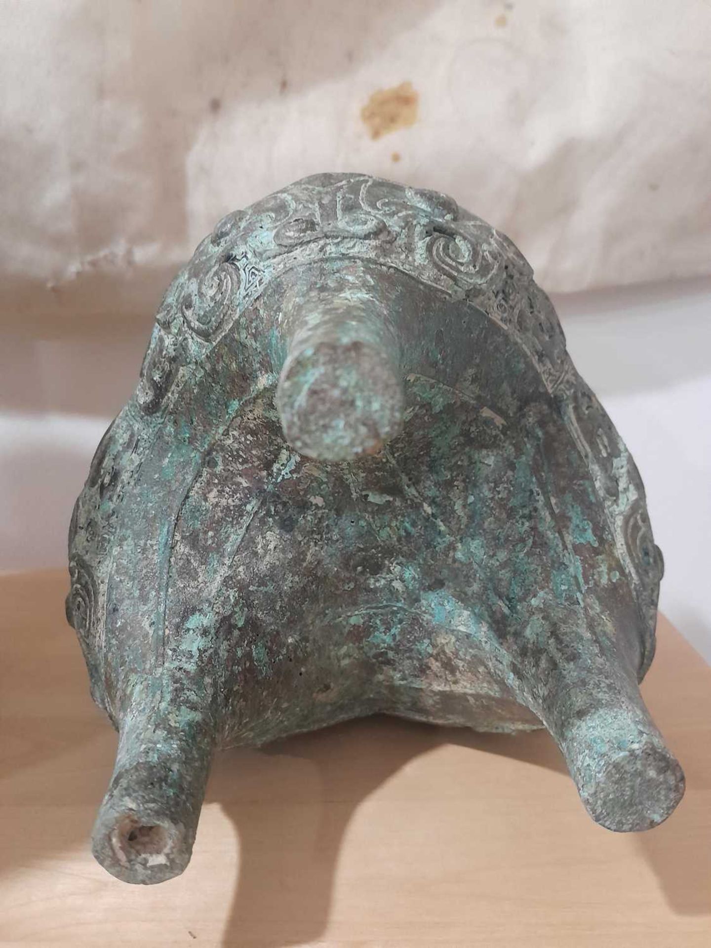 A Chinese green patinated bronze incense burner of archaic form, the triform base decorated with - Bild 10 aus 29