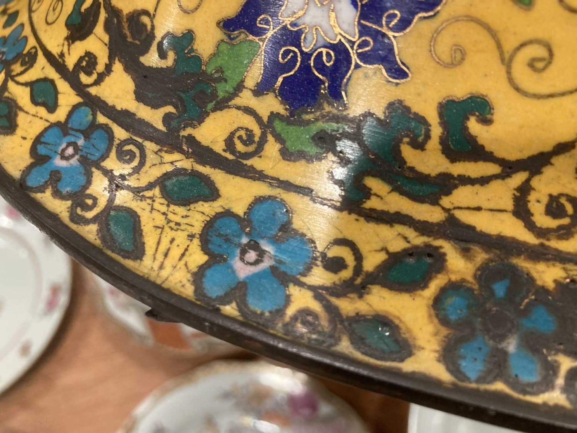 A 19th century Chinese cloisonné jardinière of oval form, decorated with floral motifs within a - Bild 9 aus 19