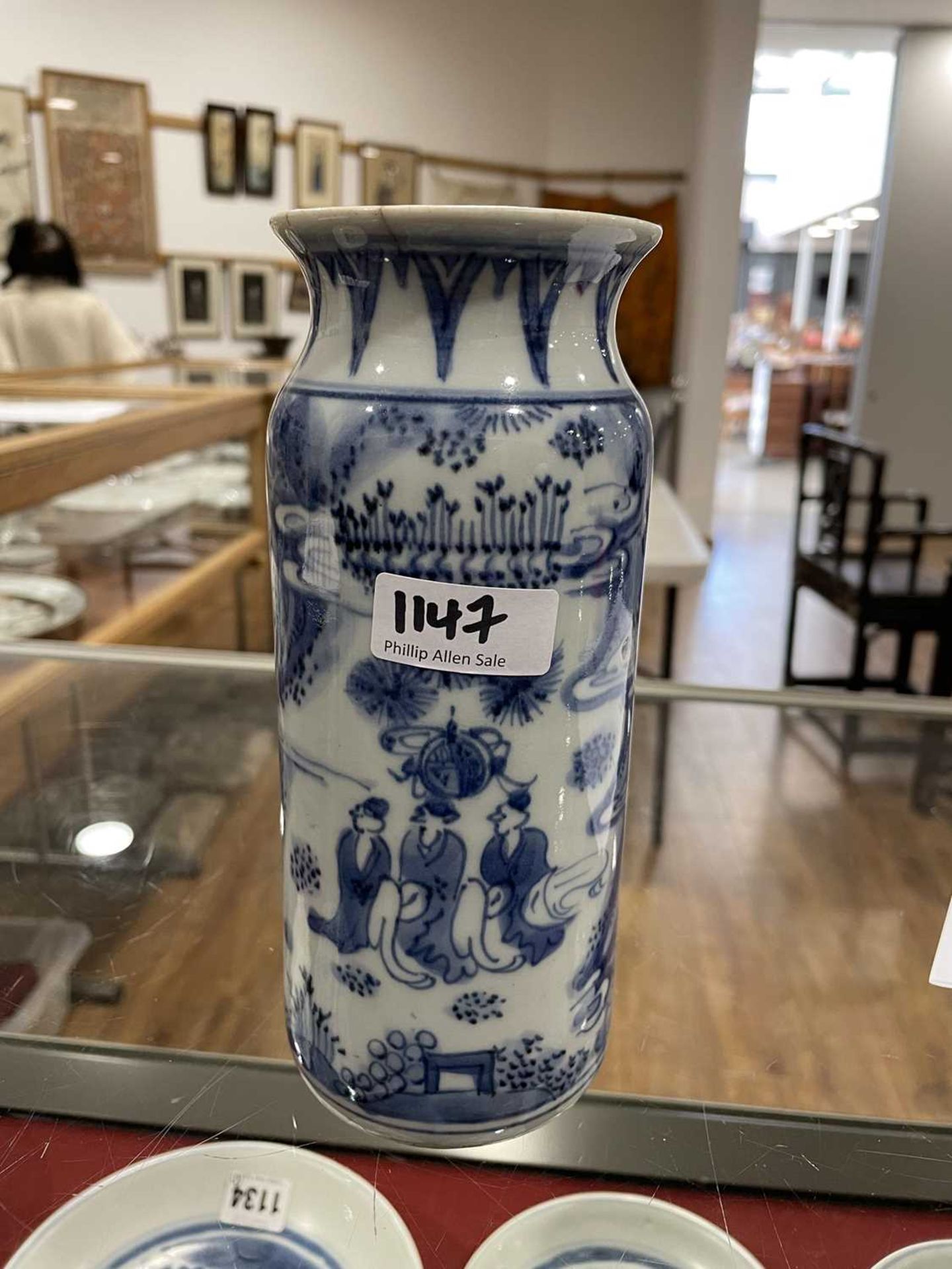 A Chinese blue and white blossom pattern brush pot of cylindrical form on a fixed hardwood base, - Bild 43 aus 54