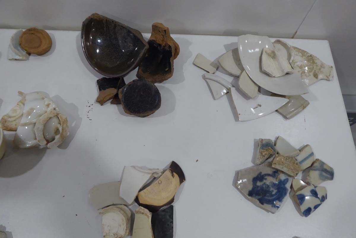 A large quantity of Chinese and other pottery fragments (qty) *from the collection of Phillip - Image 10 of 18