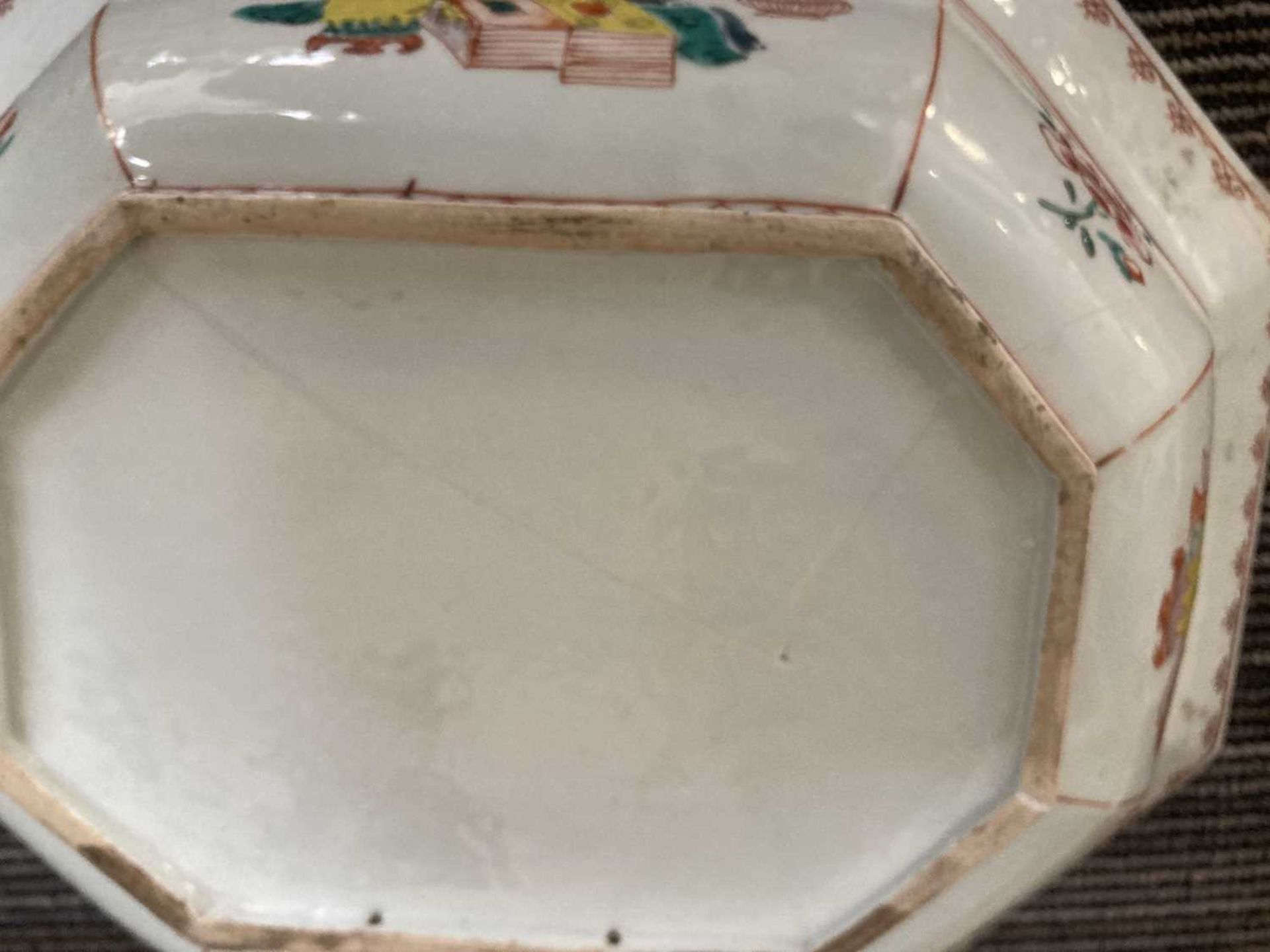 A Chinese shallow dish of octagonal form decorated with blossoming branches in the famille rose - Bild 14 aus 41