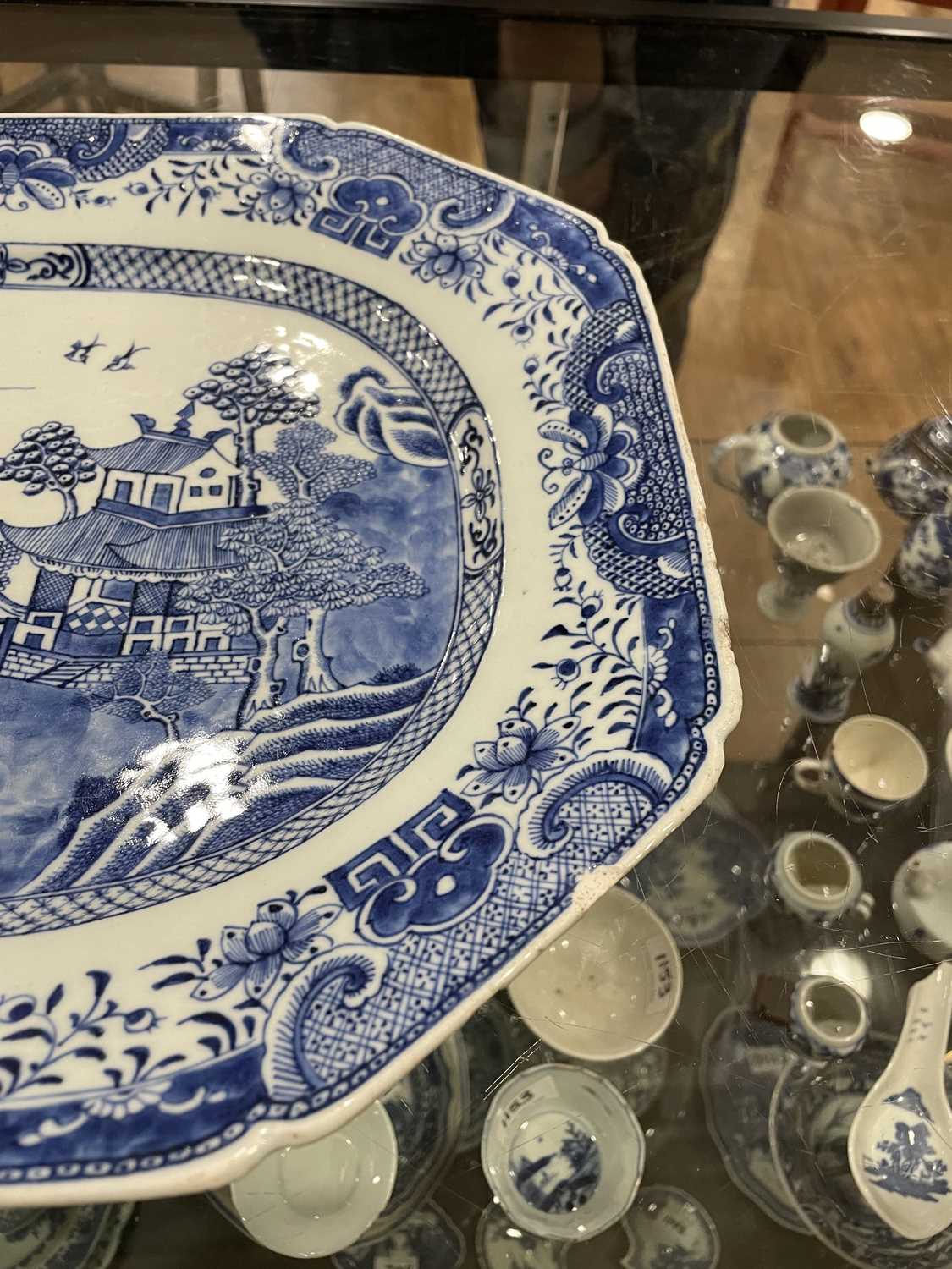 A Chinese blue and white willow pattern charger of typical form, w. 40.5 cm, together with a similar - Image 24 of 33