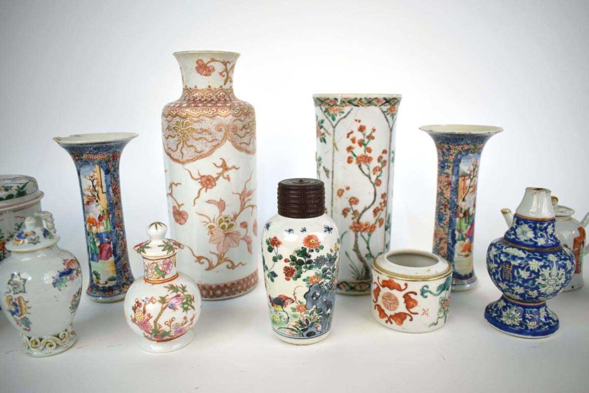 A group of Chinese Export and other ceramic jars and vases, including a miniature teapot, h. 10 cm - Bild 3 aus 29