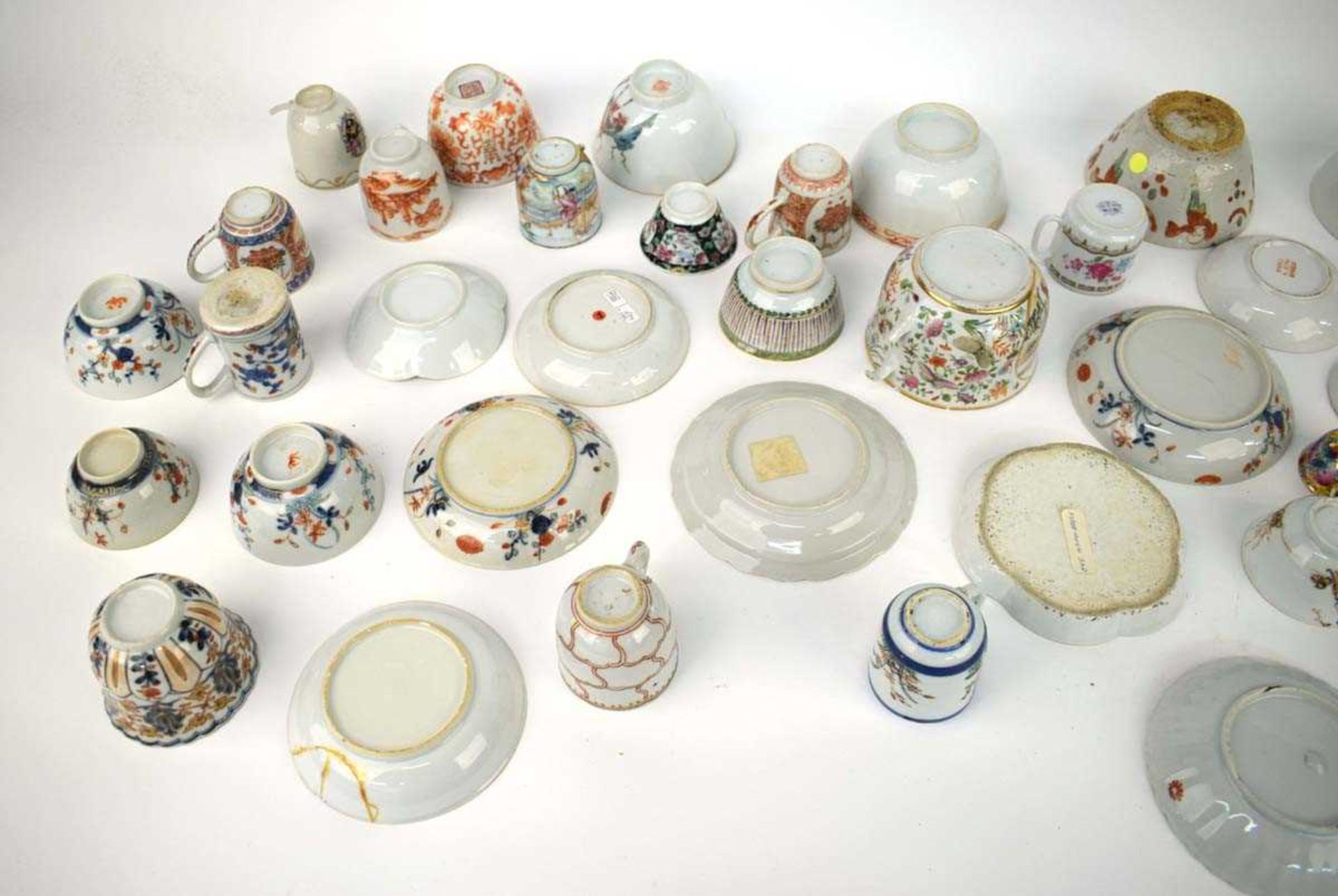 A large quantity of Chinese and other enamel and imari decorated tea bowls, tea cups, saucers and - Bild 5 aus 15