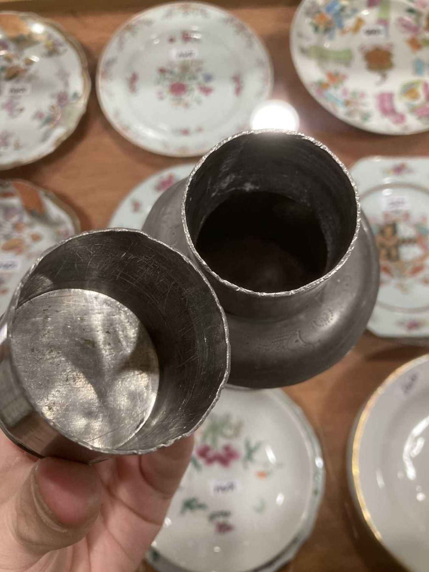 A Chinese brass singing bowl of typical form, d. 19.5 cm, a pewter canister and a small brass basket - Bild 4 aus 11