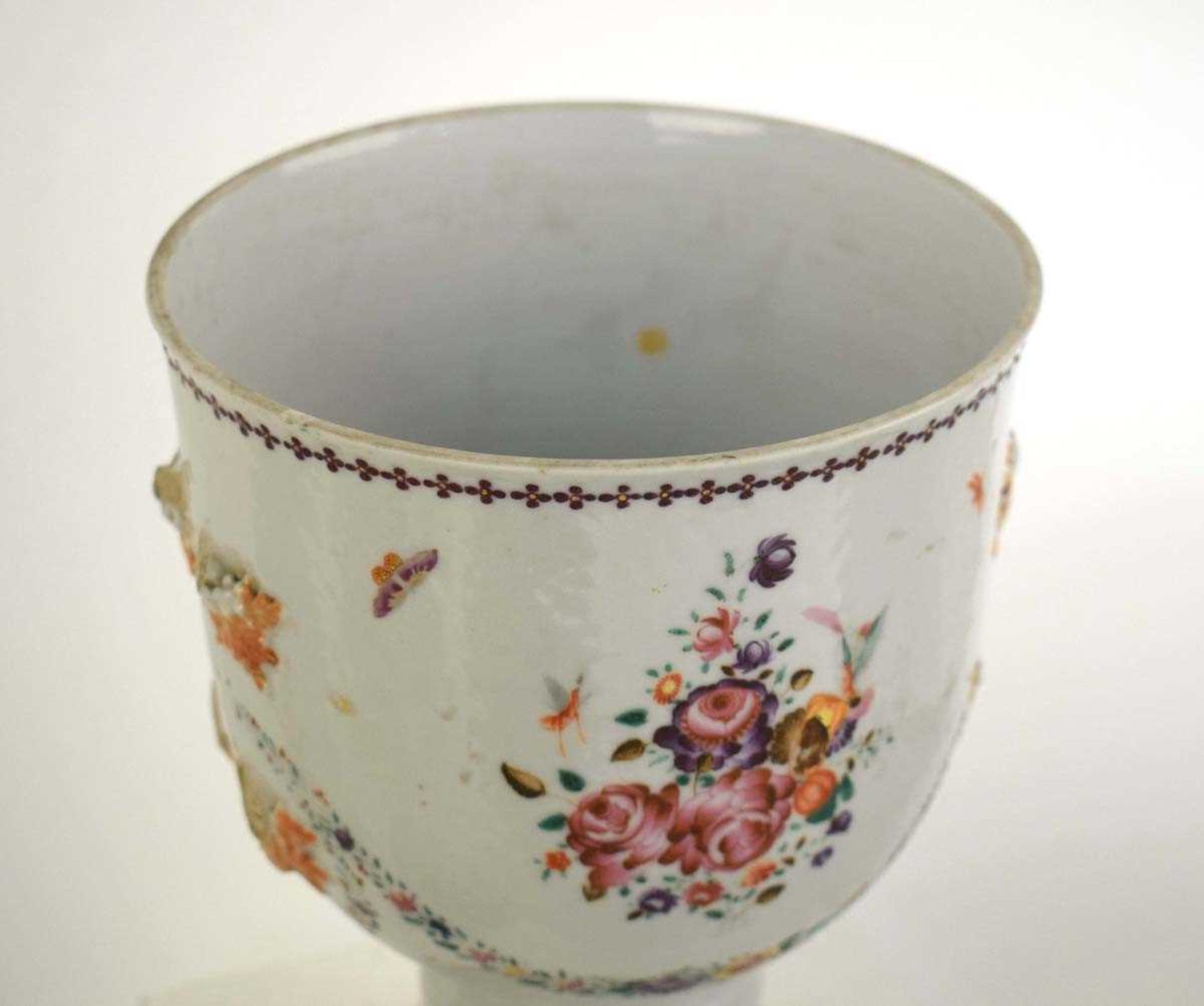 A Chinese Export famille rouge beaker of oversized proportions decorated in the European manner with - Image 4 of 5
