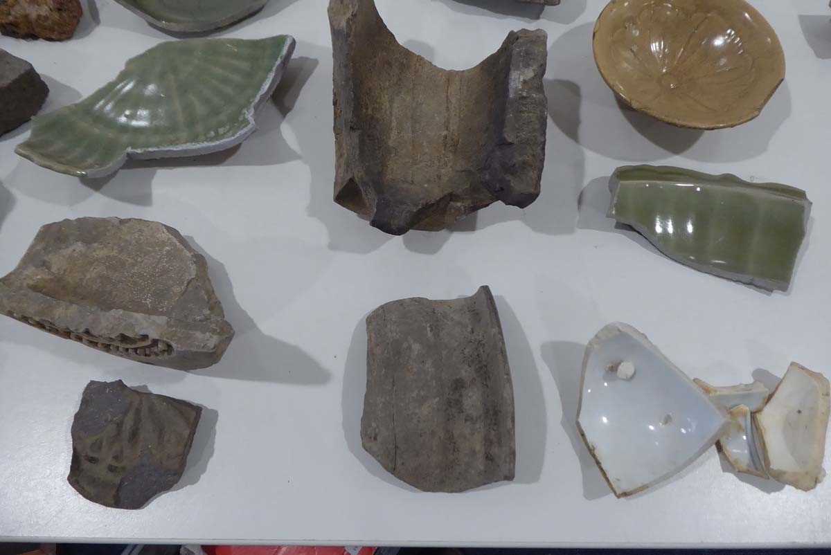 A large quantity of Chinese and other pottery fragments (qty) *from the collection of Phillip - Image 9 of 18