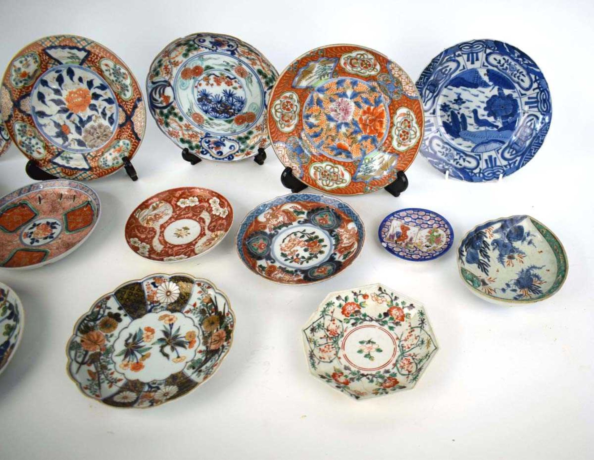 A group of fourteen Japanese imari and other side plates and dishes, max. d. 21.5 cm (14) *from - Bild 3 aus 7