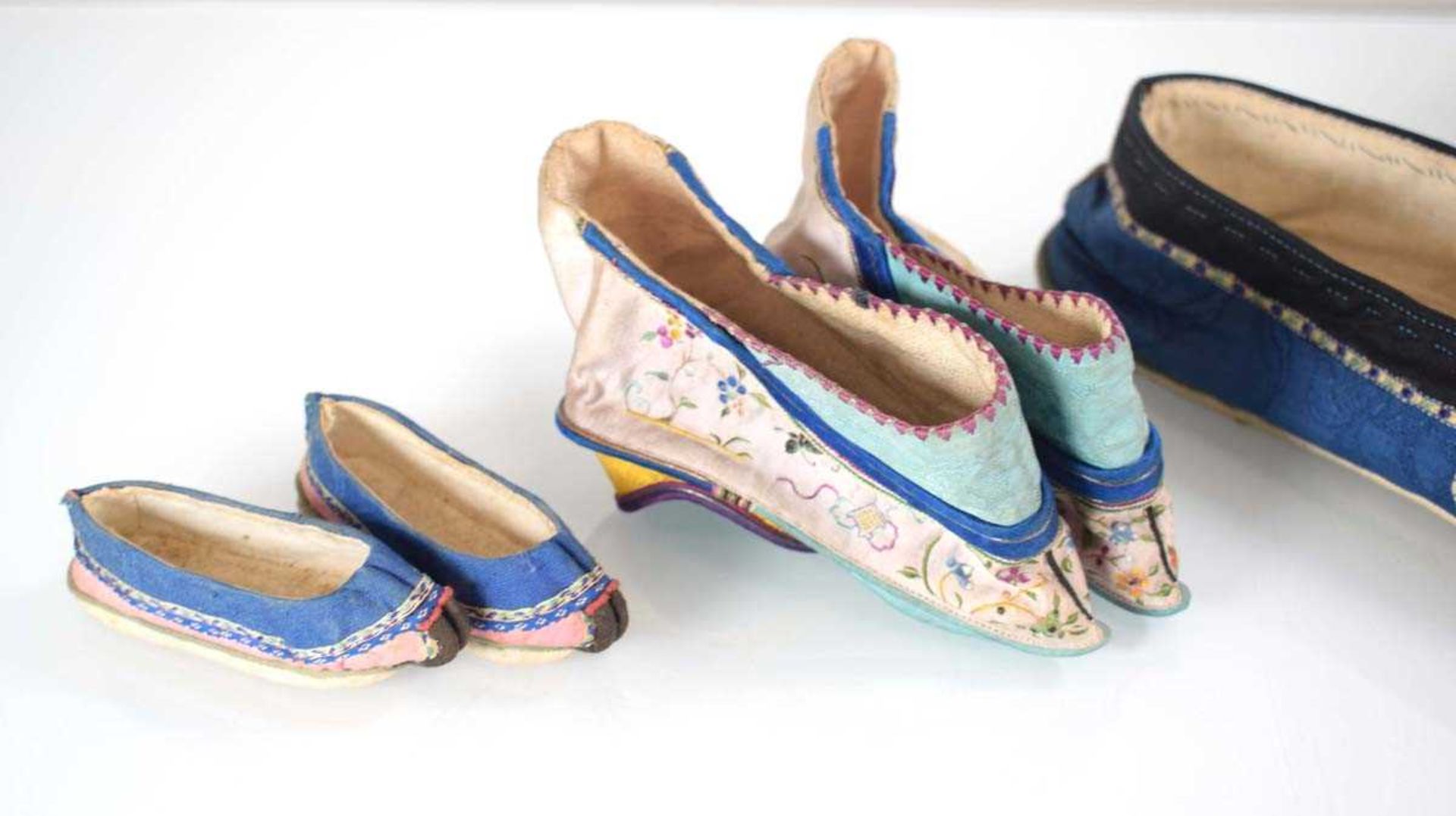 A pair of Chinese embroidered silk 'lotus' shoes, l. 11.5 cm, two further pairs of shoes and a - Bild 2 aus 14