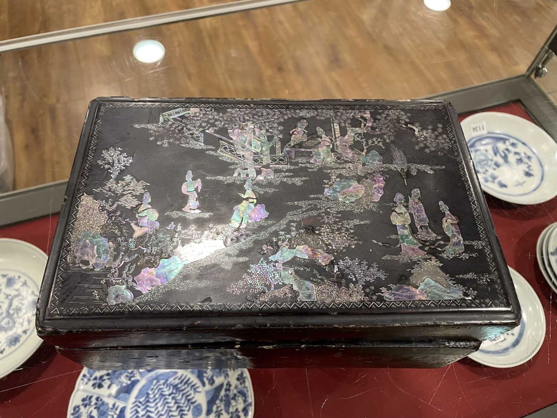 A Chinese Export lacquer work and pewter mounted caddy of rectangular form, w. 23 cm, d. 16.5 cm, h. - Bild 12 aus 33