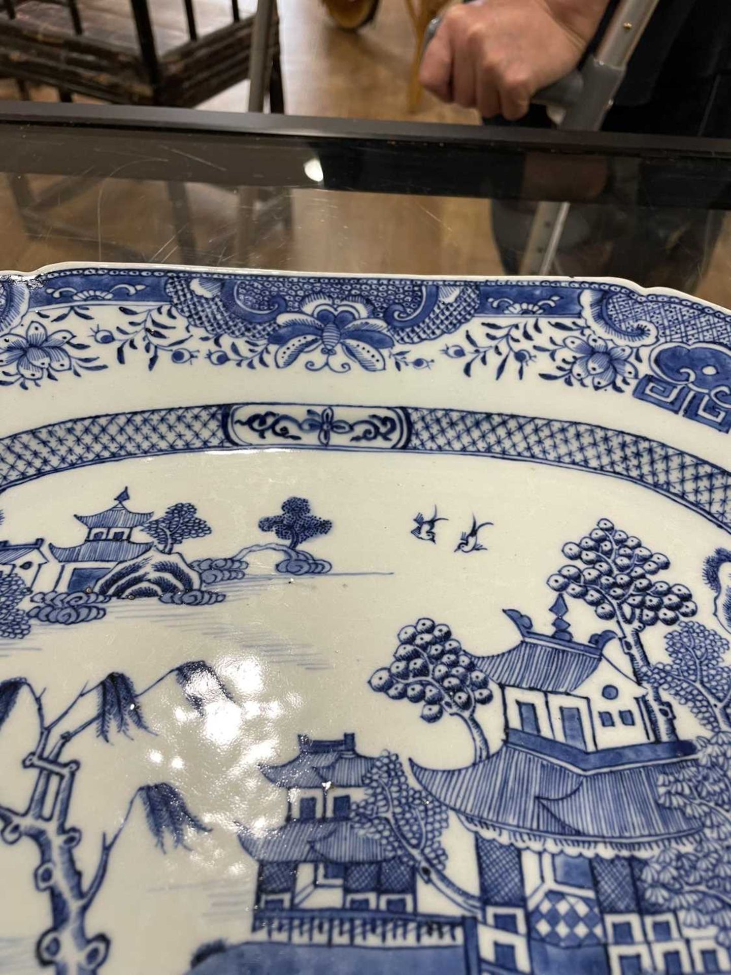 A Chinese blue and white willow pattern charger of typical form, w. 40.5 cm, together with a similar - Bild 20 aus 33