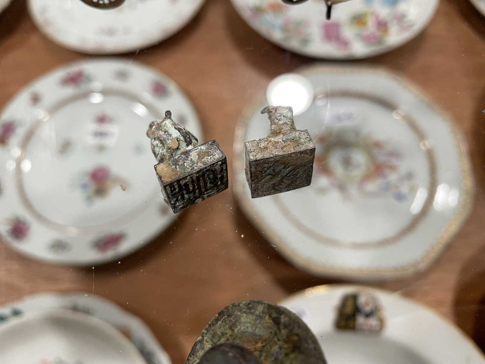 A mixed group of Oriental metalware including a tower, h. 9.5 cm, a wheelbarrow, a rickshaw, pins, a - Image 12 of 12