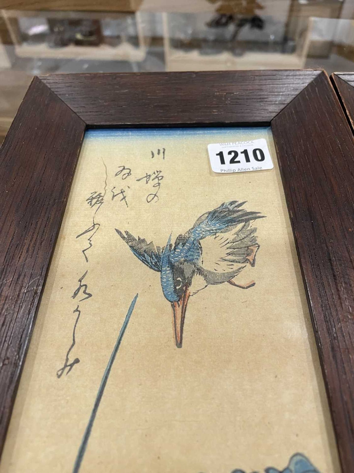 A pair of Japanese woodbock prints, each depicting a kingfisher in flight, 32 x 11 cm (2) *from - Bild 4 aus 9