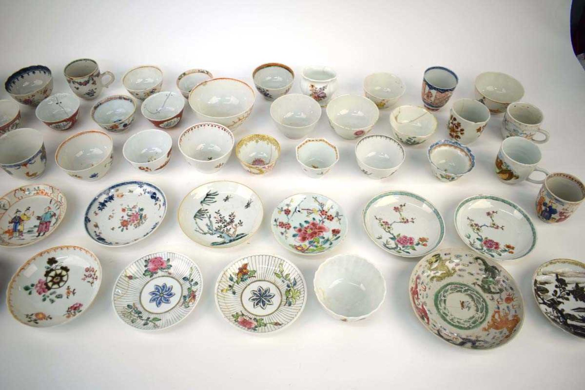 A large quantity of Chinese and other enamel and imari decorated tea bowls, tea cups, saucers and - Image 11 of 15